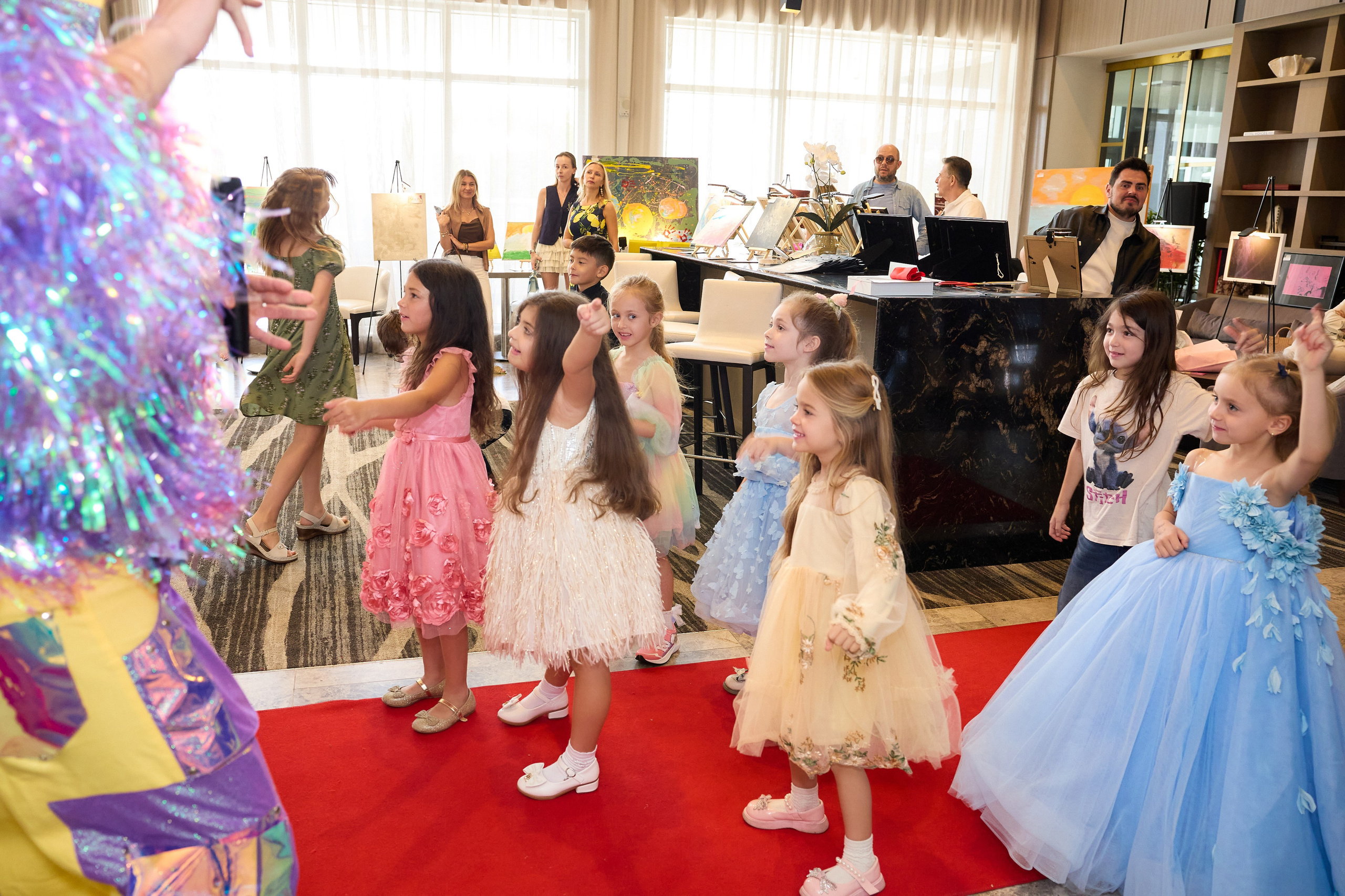 Авторская благотворительная художественная выставка Дианы Бортник. Фотограф Юлия Маковеева