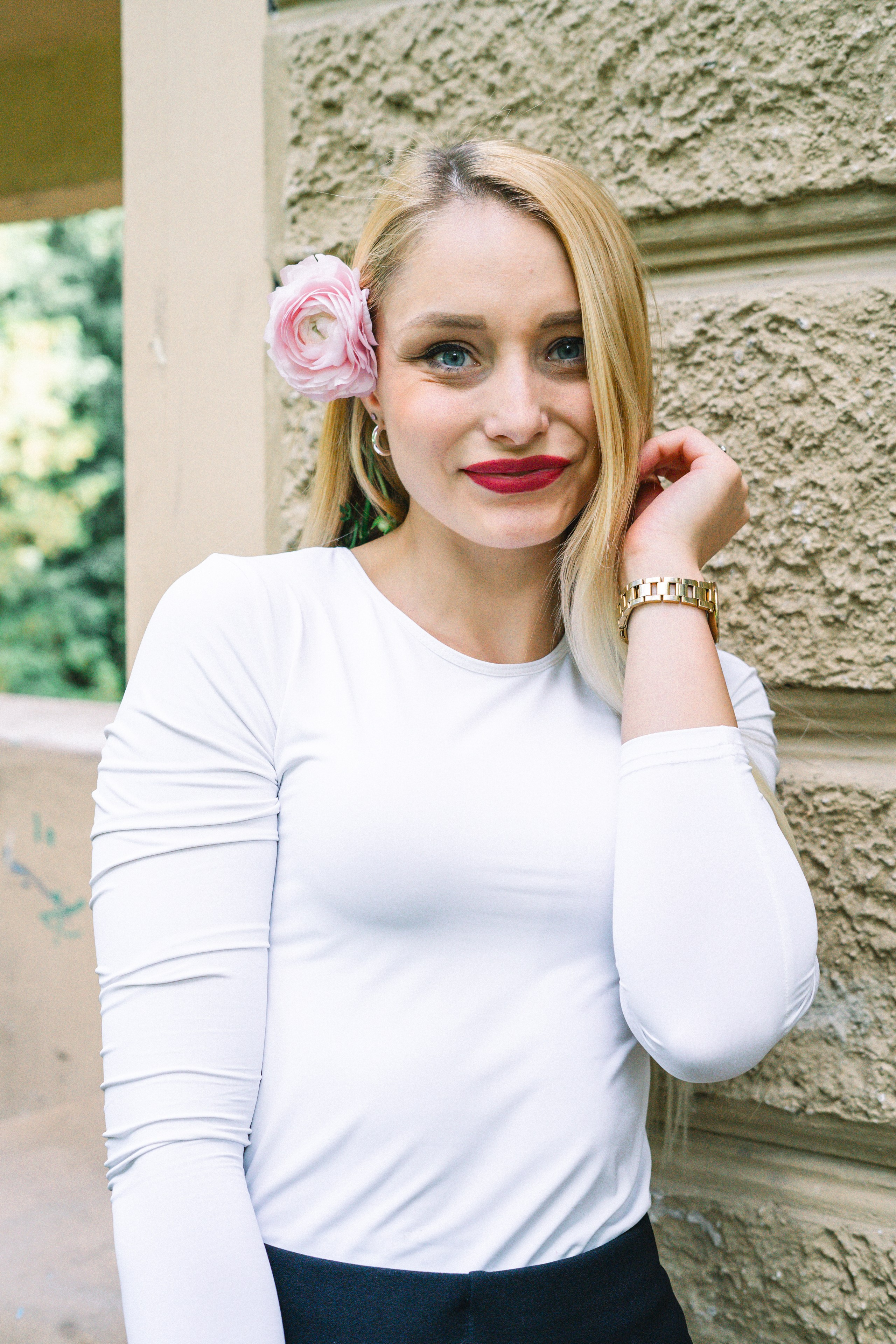 Focení mezi květy. Jana Holubová | Svatební, párová a rodinná fotografka v Praze