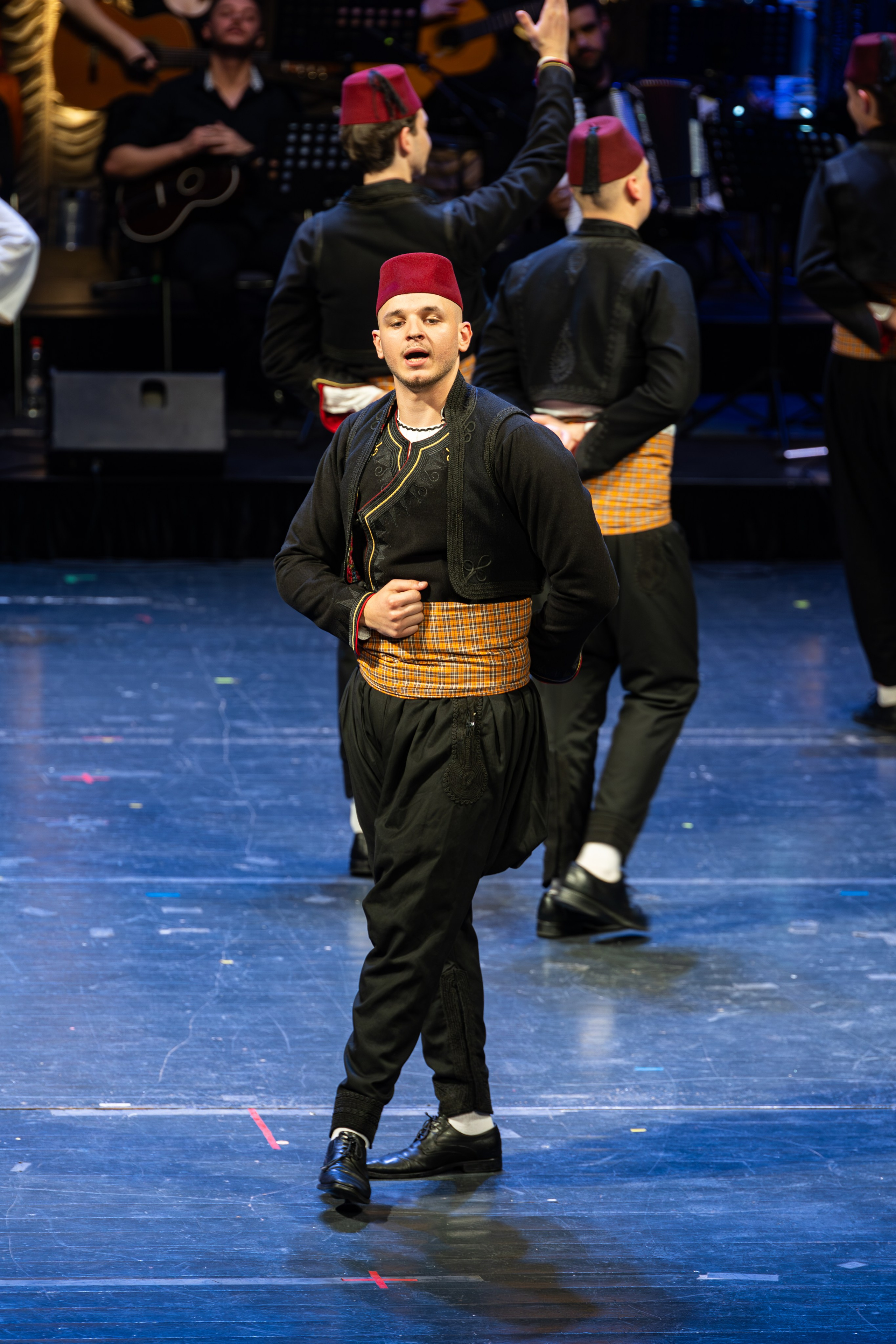 Galerija fotografija sa svečanog koncerta RKUD Proleter u Narodnom pozorištu Sarajevo, prikazuje nastupe izvođača, svečanu atmosferu, bogatu scenografiju i publiku u prepunoj dvorani.