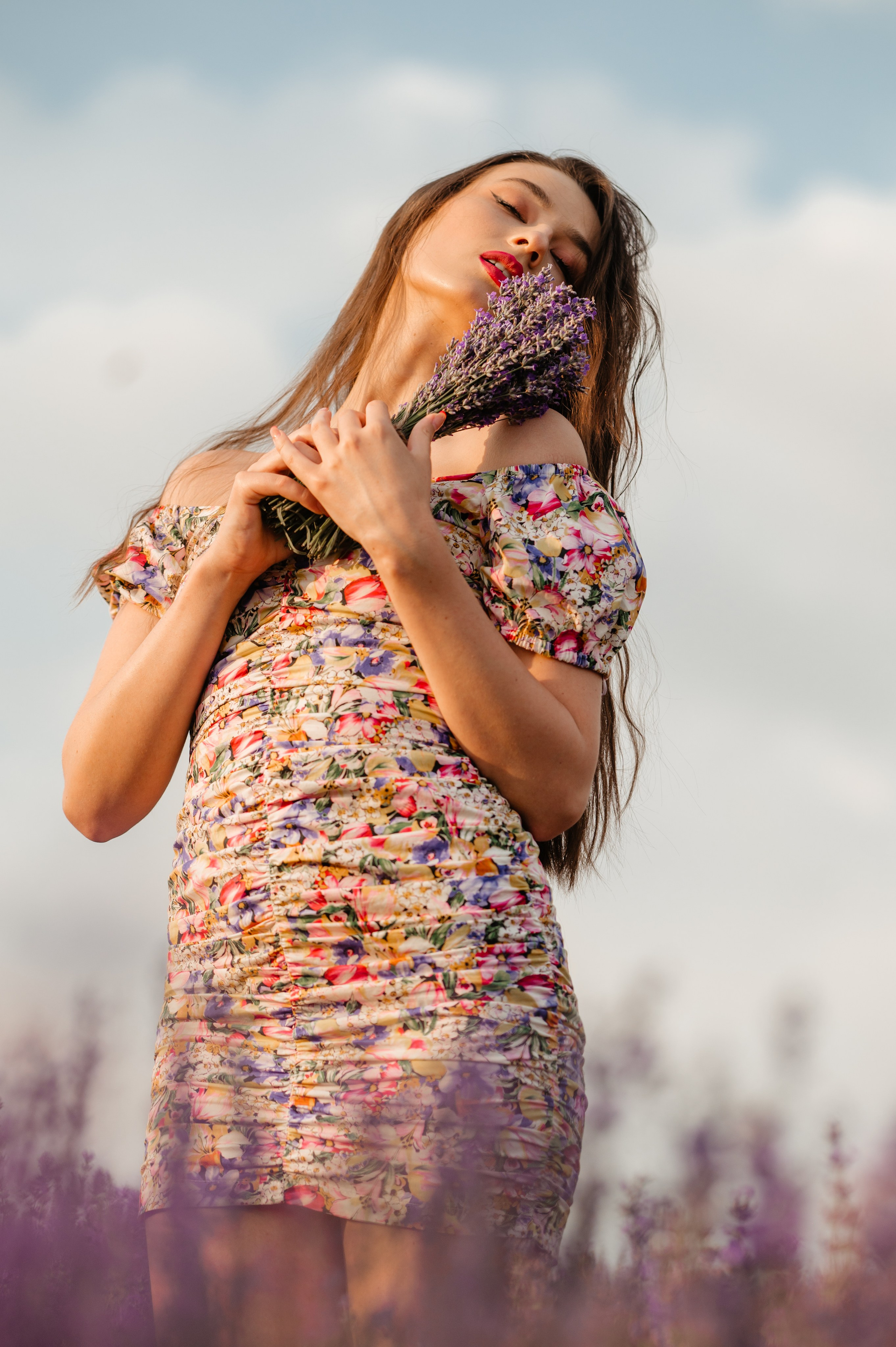 Sedinta foto in lanul de lavanda. Proud Vision Weddings | Wedding Photography & Film — Servicii profesionale Foto Video Nunta Iasi