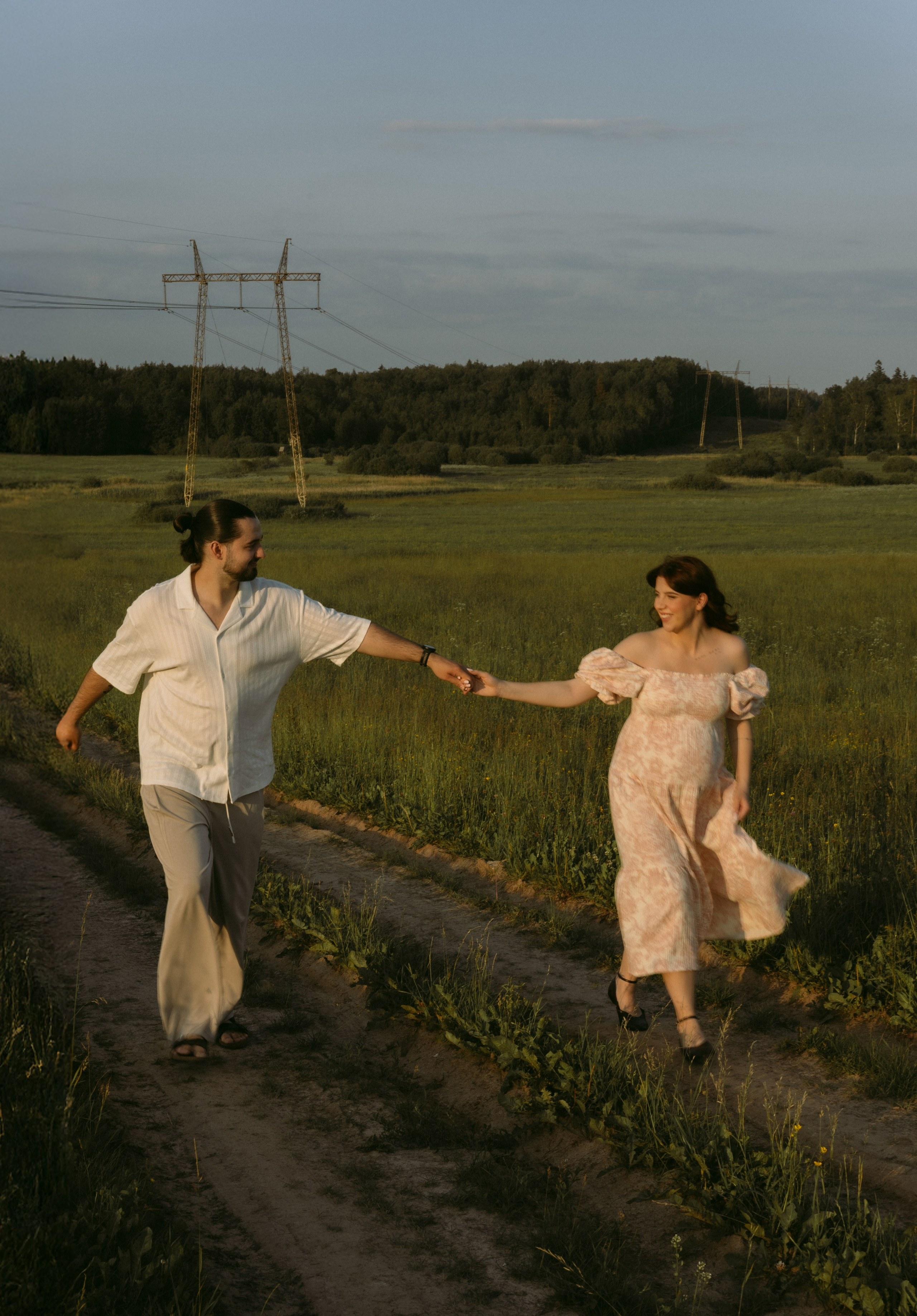 Lera & Maksim | laukimo fotosesija pievoje saulei besileidžiant. Vestuvių ir šeimų fotografė Lena Bondarenko / belove photo