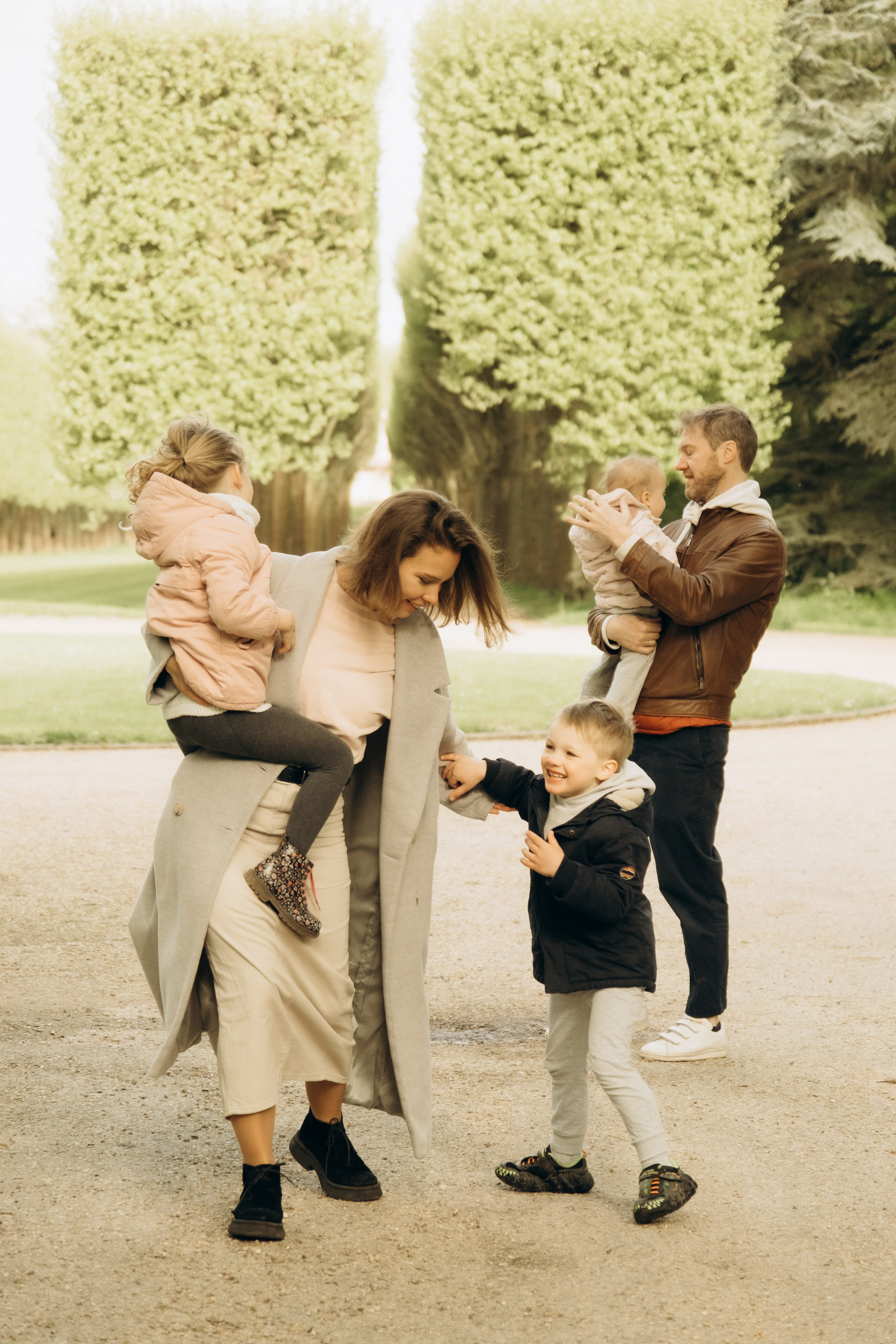 Polina’s family (photoshoot with 3 kids). Photographer in Paris Marina Chaput