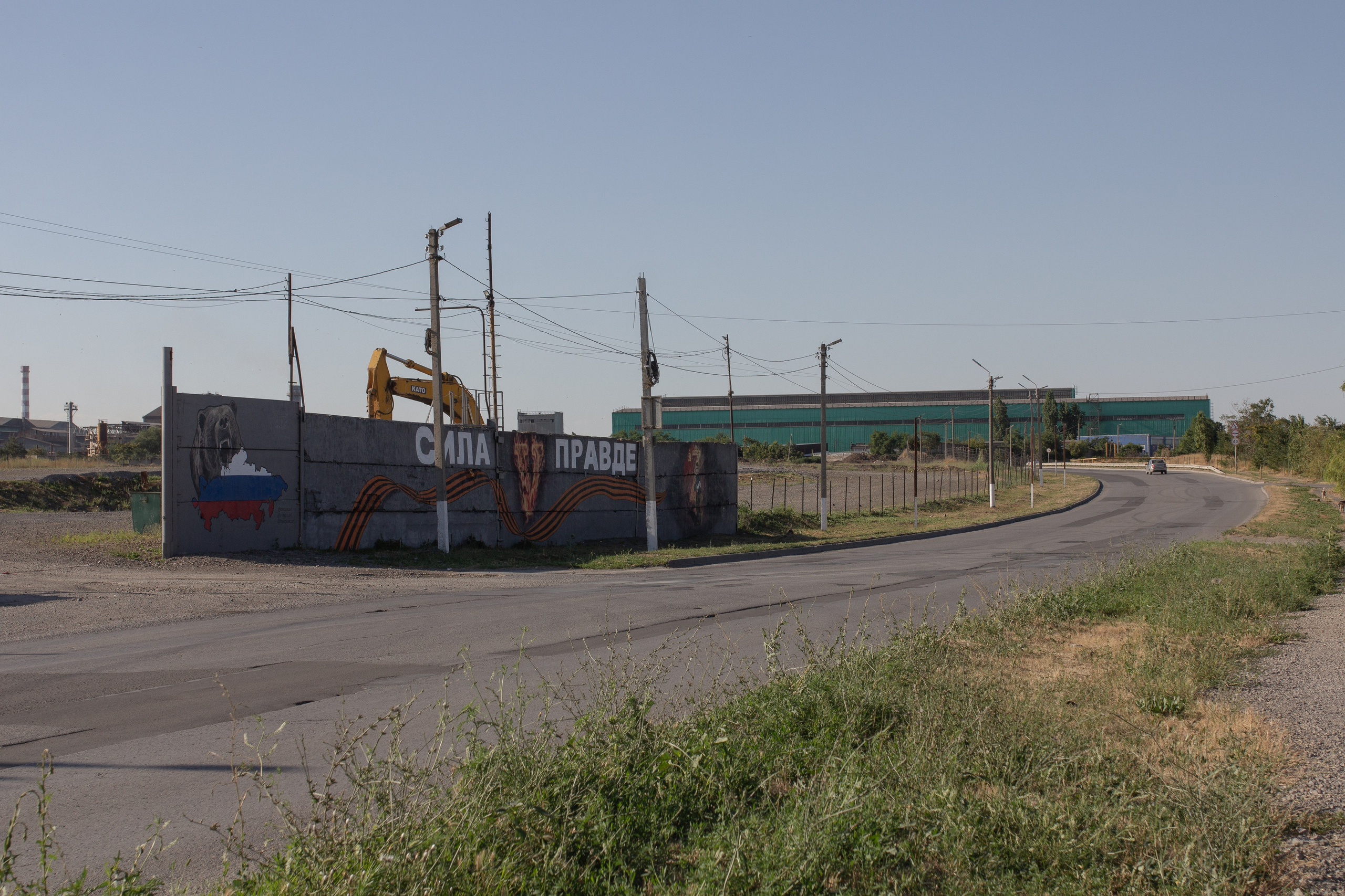 The teenagers drew a grandmother with a flag and the inscription “Strength in Truth” near the embankment, taken from the film “Brother,” which became especially popular among propaganda.