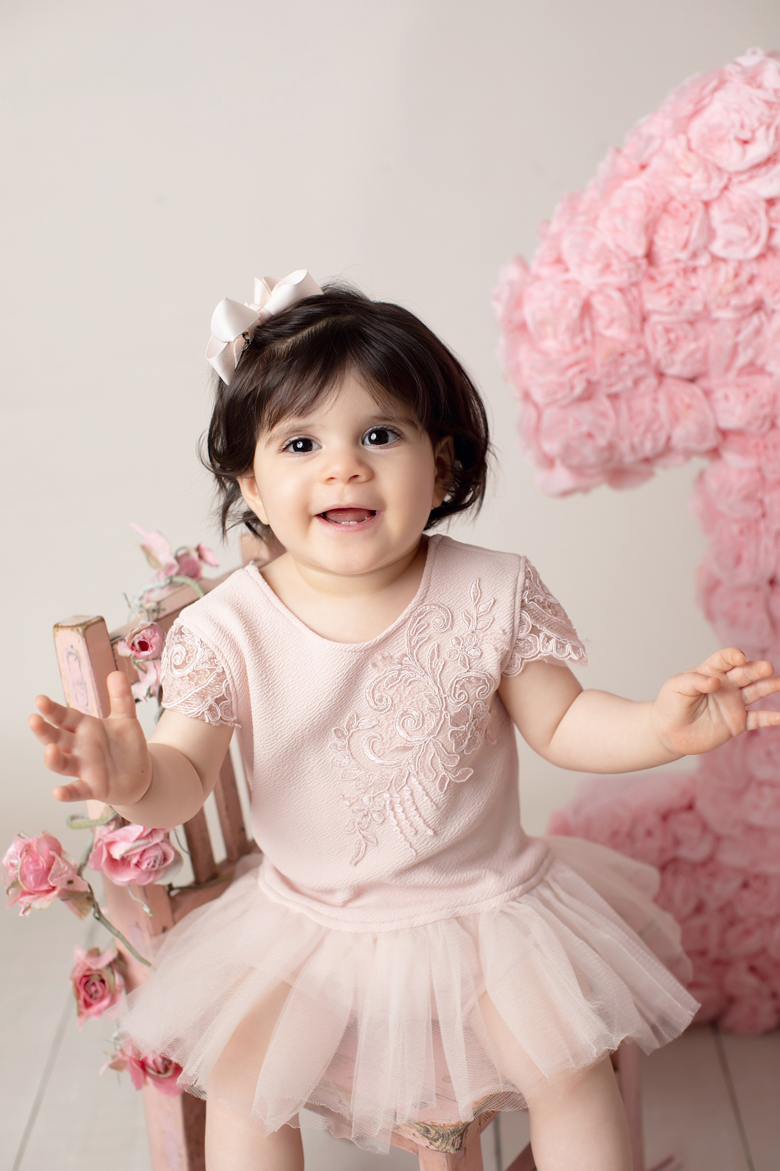 Fånga ditt barns första års milstolpe med en färgglad och glad fotografering som reflekterar deras födelsedagslycka.