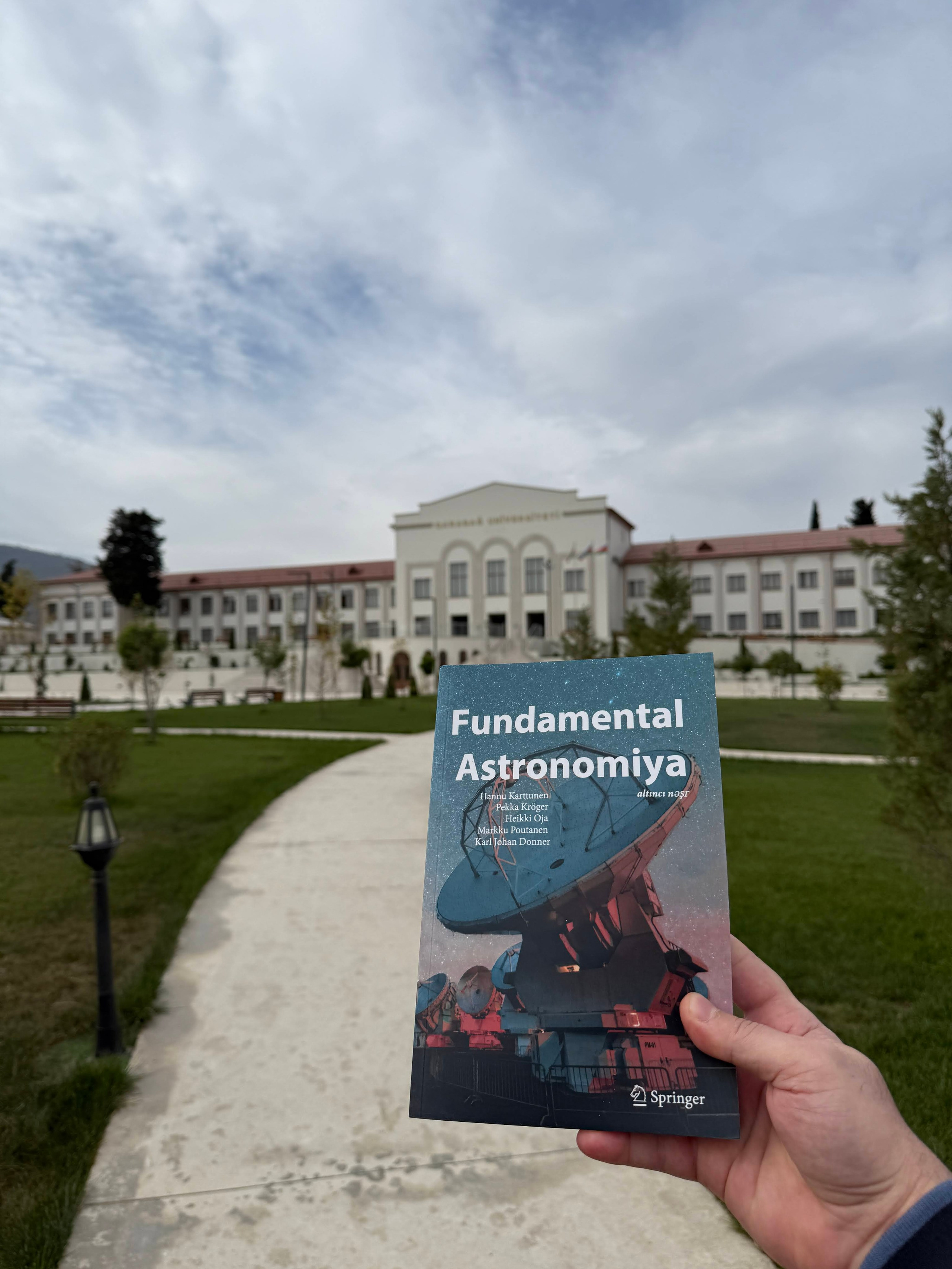 Qarabağ Universitetinin kitabxanasına müasir astronomiya nəşrləri hədiyyə edilib. Həvəskar Astronomlar Cəmiyyəti — Astronomy.az