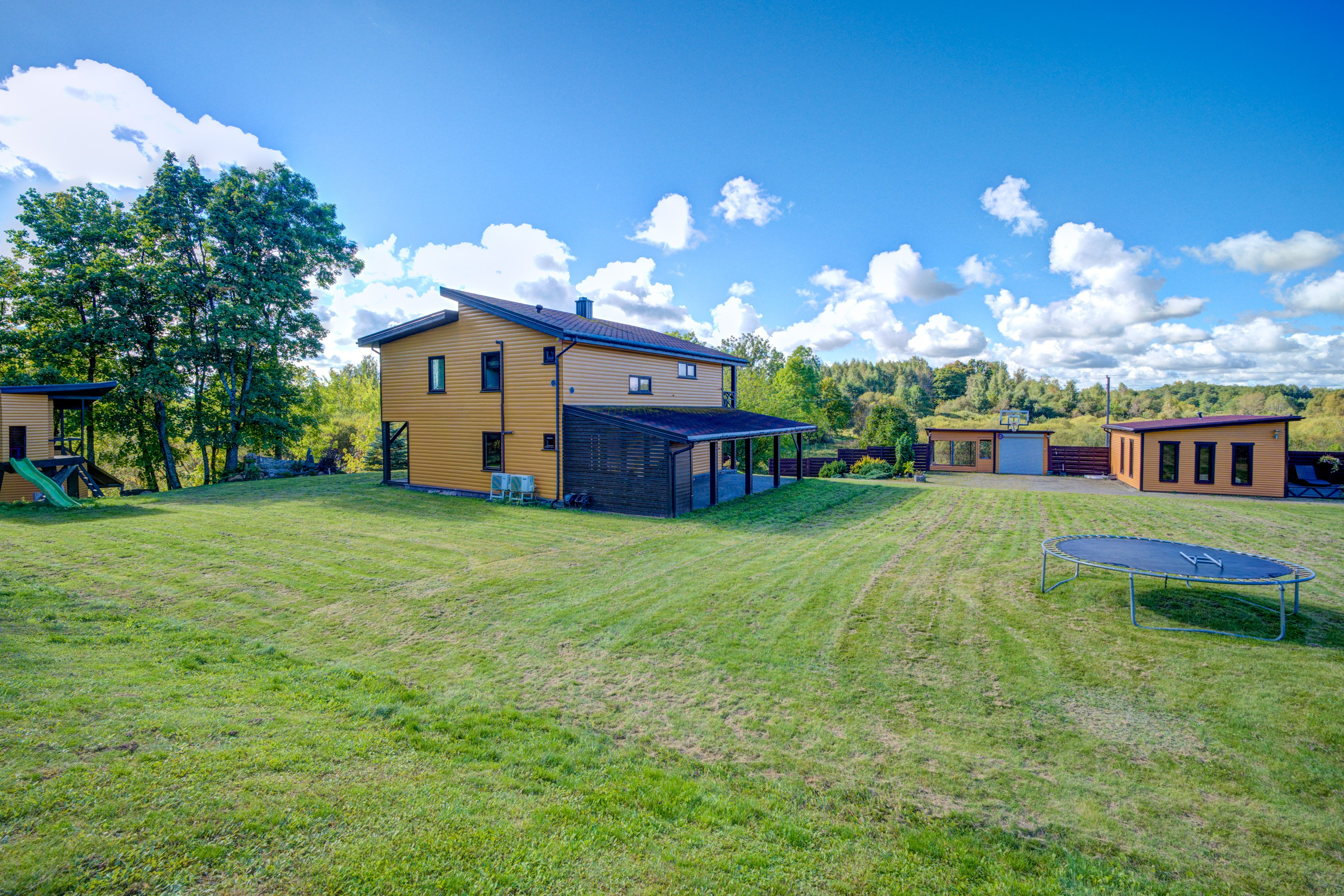 Sadyba Vinliaus r. prie ežero. Elina Sapiega fotografė Vilniuje