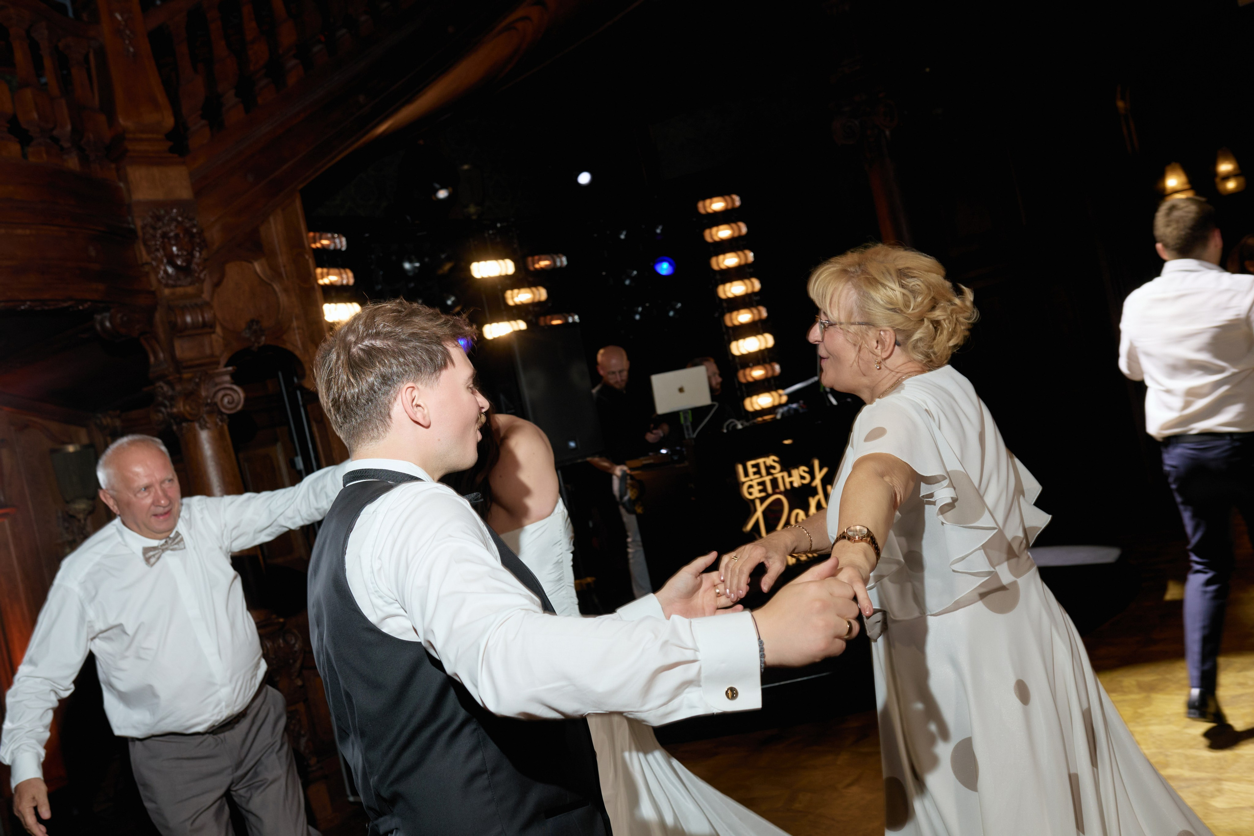 Wiktoria & Kacper. Pałac Goetz. Fotograf ślubny i rodzinny w Krakowie Yana Klymova