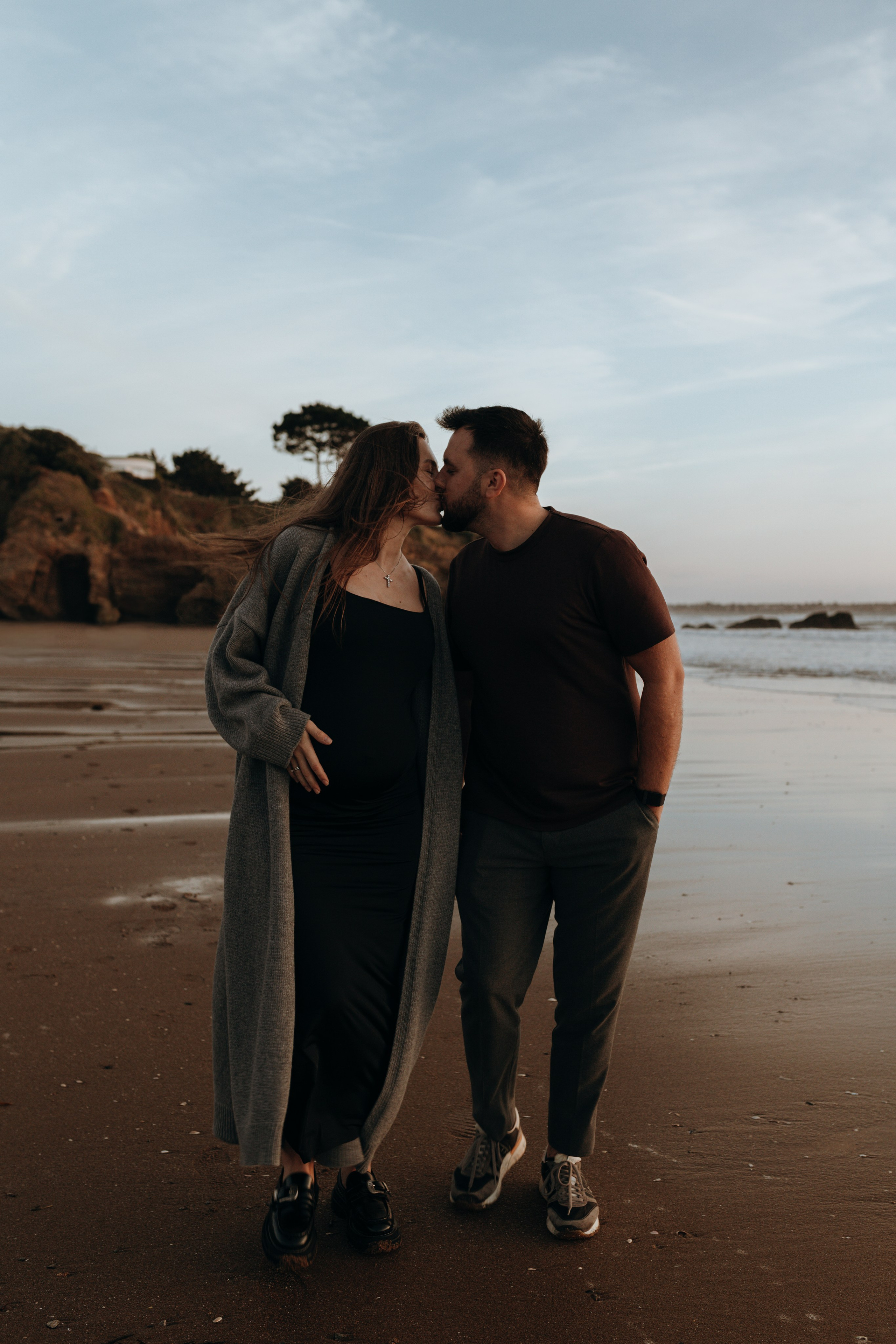 Sunset maternity photoshoot. Annah Louwagie — Lifestyle photographer for couples, families & brands | France & worldwide