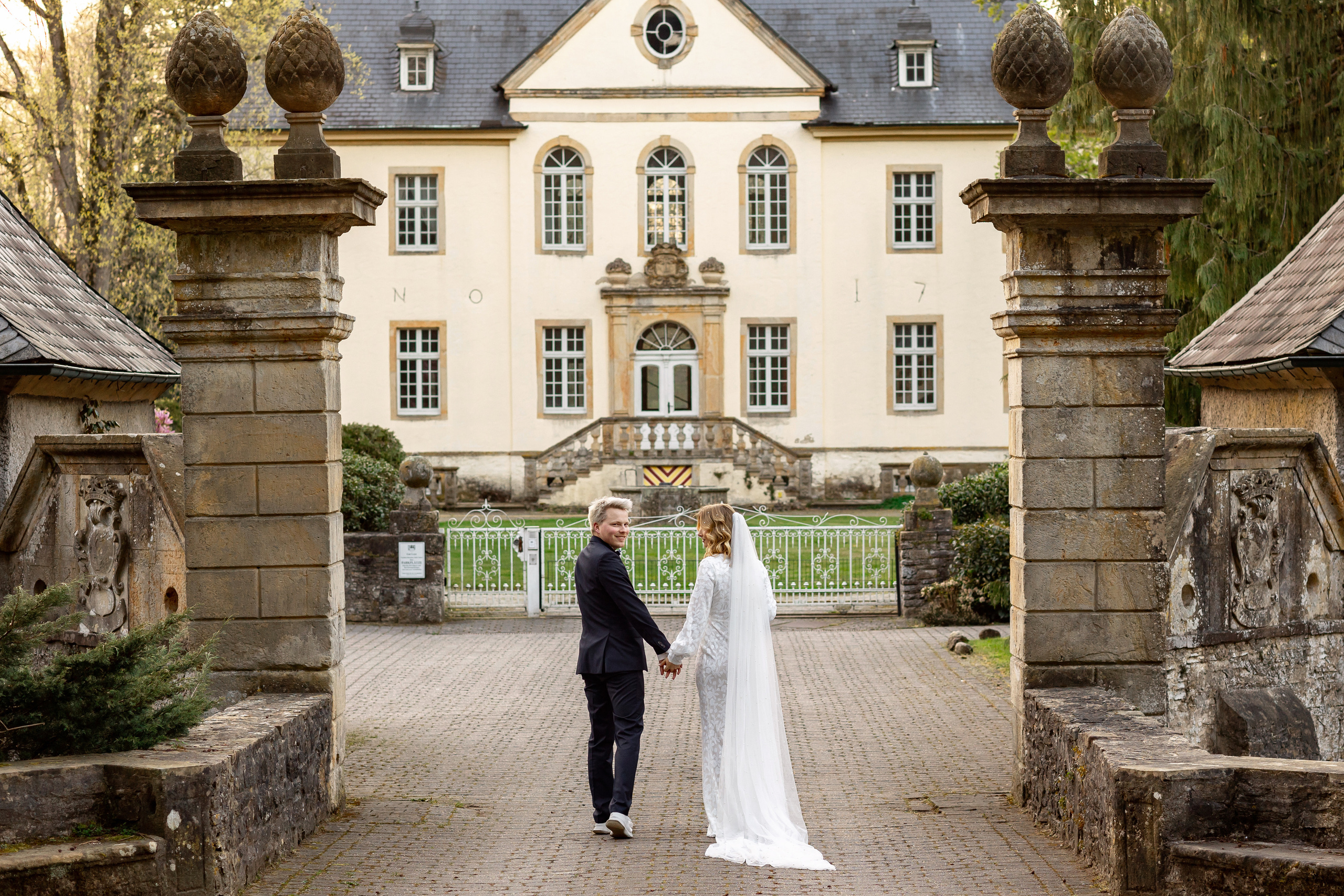Hochzeit in Osnabrück, Hochzeitsreportage in der Stadt, Fotograf Osnabrück, Brautpaarshooting, Fotograf in Osnabrück, Hochzeitsfotograf Deutschland, Frühlingshochzeit, Magnolienblühte, Gutshof Bad Leyer