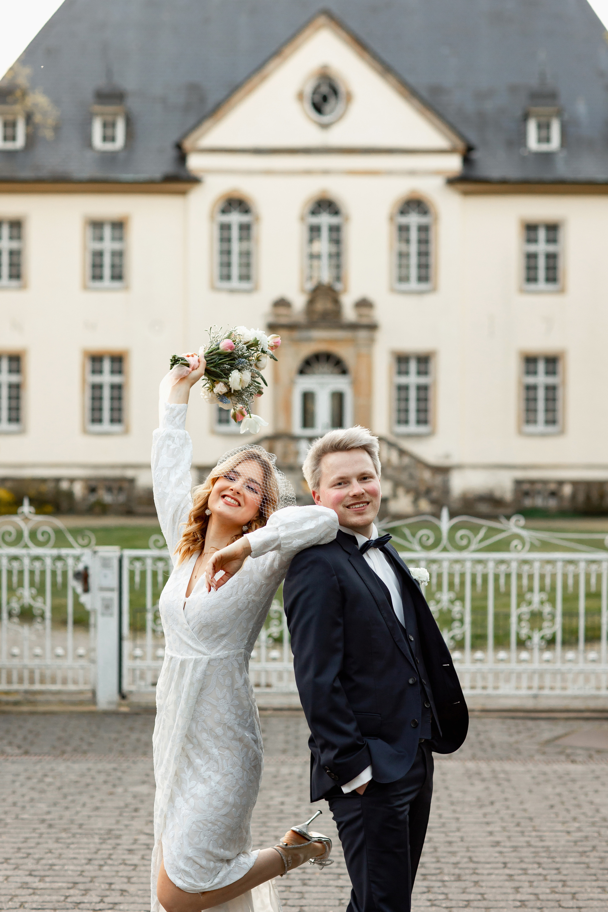 Hochzeit in Osnabrück, Hochzeitsreportage in der Stadt, Fotograf Osnabrück, Brautpaarshooting, Fotograf in Osnabrück, Hochzeitsfotograf Deutschland, Frühlingshochzeit, Magnolienblühte, Gutshof Bad Leyer