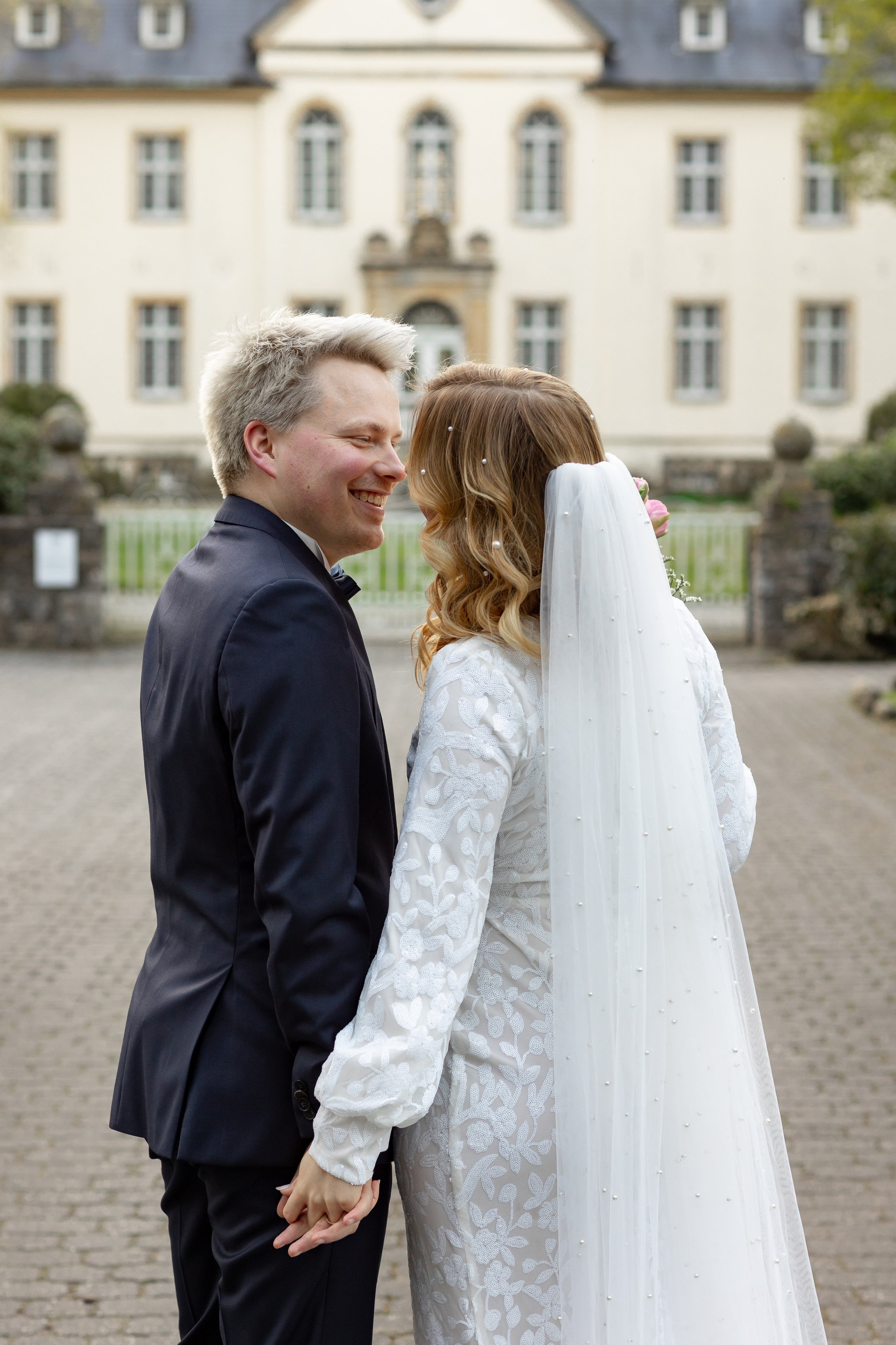 Hochzeit in Osnabrück, Hochzeitsreportage in der Stadt, Fotograf Osnabrück, Brautpaarshooting, Fotograf in Osnabrück, Hochzeitsfotograf Deutschland, Frühlingshochzeit, Magnolienblühte, Gutshof Bad Leyer