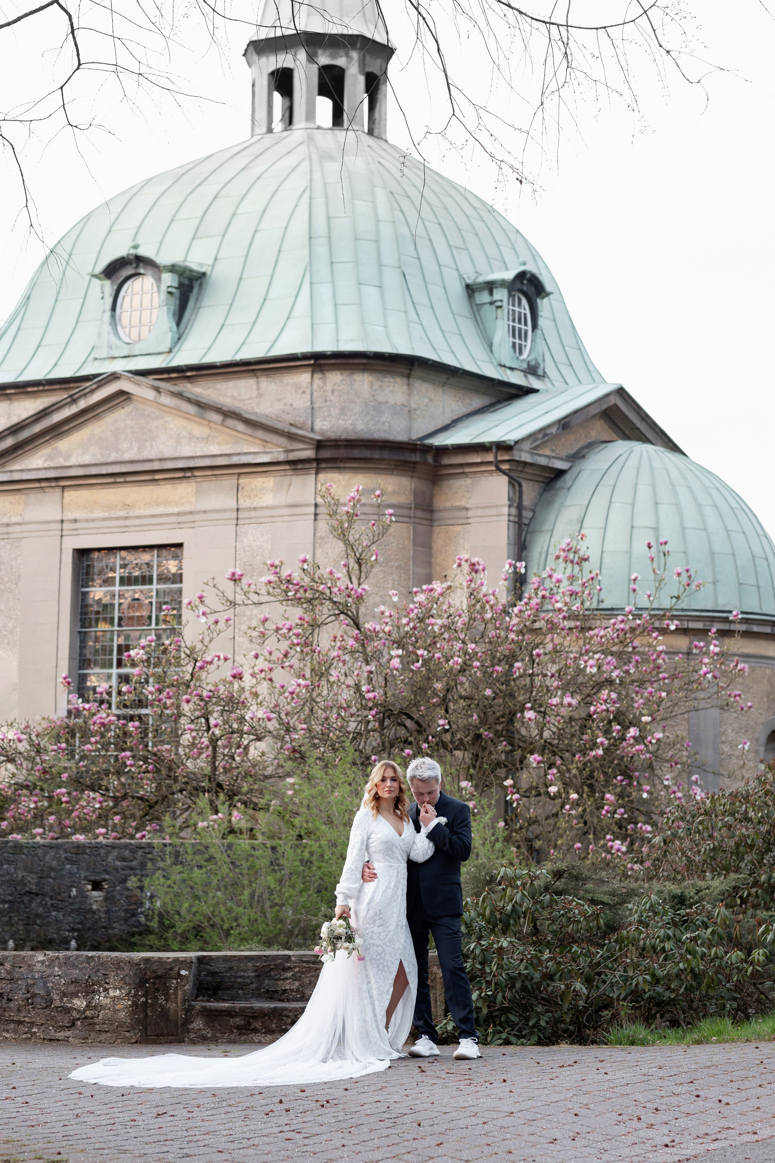 Hochzeit in Osnabrück, Hochzeitsreportage in der Stadt, Fotograf Osnabrück, Brautpaarshooting, Fotograf in Osnabrück, Hochzeitsfotograf Deutschland, Frühlingshochzeit, Magnolienblühte, Gutshof Bad Leyer