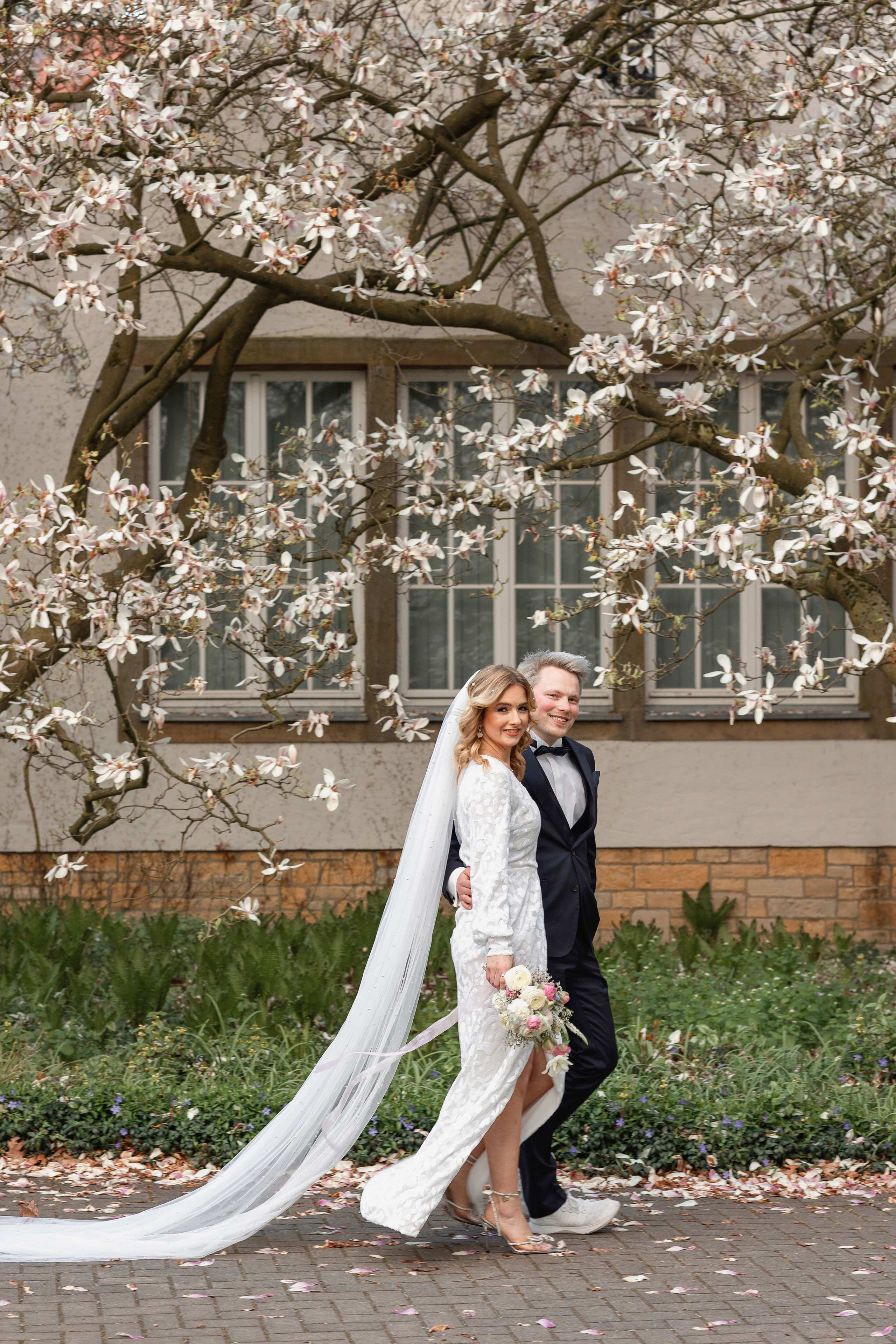 Hochzeit in Osnabrück, Hochzeitsreportage in der Stadt, Fotograf Osnabrück, Brautpaarshooting, Fotograf in Osnabrück, Hochzeitsfotograf Deutschland, Frühlingshochzeit, Magnolienblühte