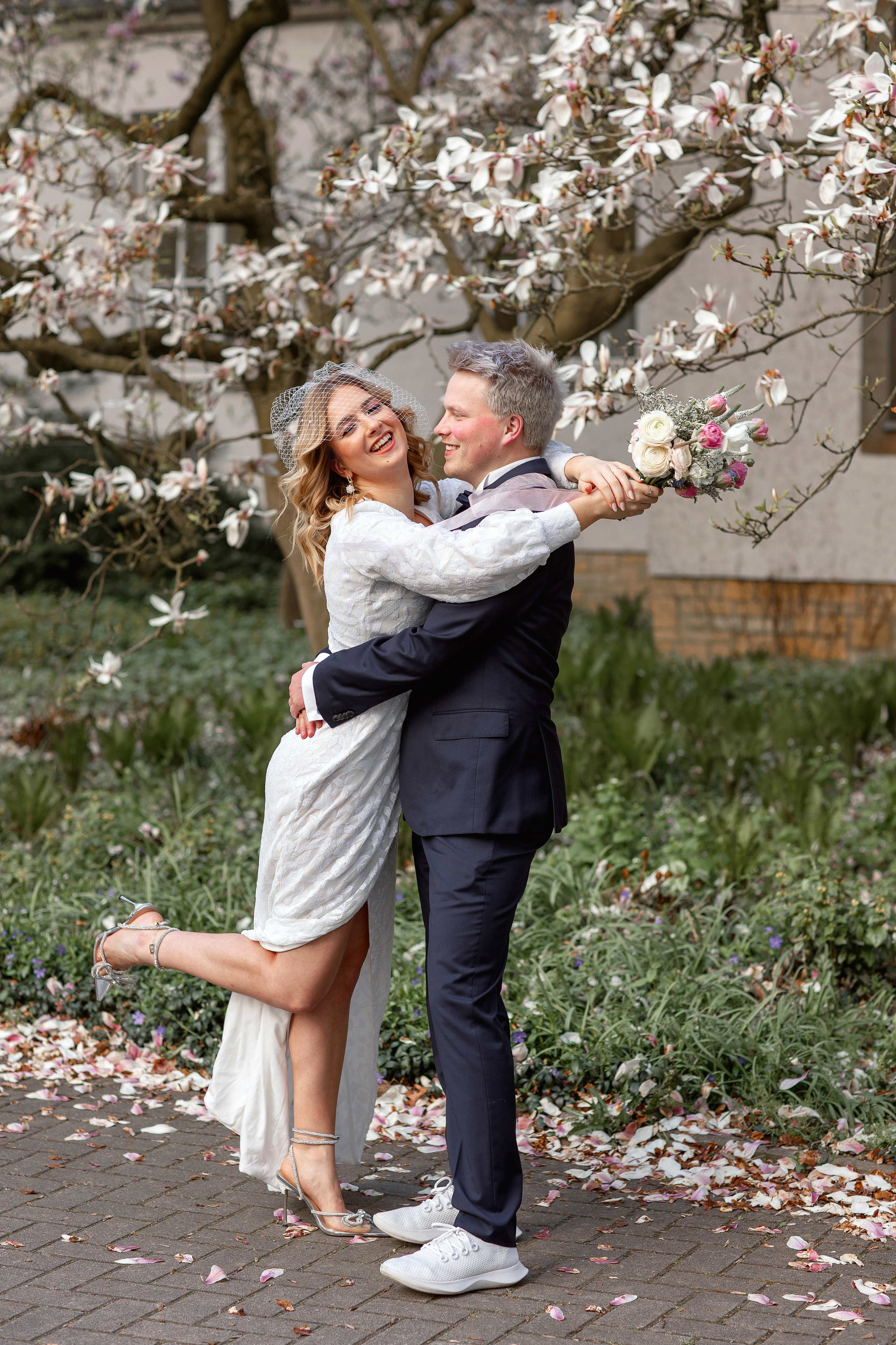 Hochzeit in Osnabrück, Hochzeitsreportage in der Stadt, Fotograf Osnabrück, Brautpaarshooting, Fotograf in Osnabrück, Hochzeitsfotograf Deutschland, Frühlingshochzeit, Magnolienblühte