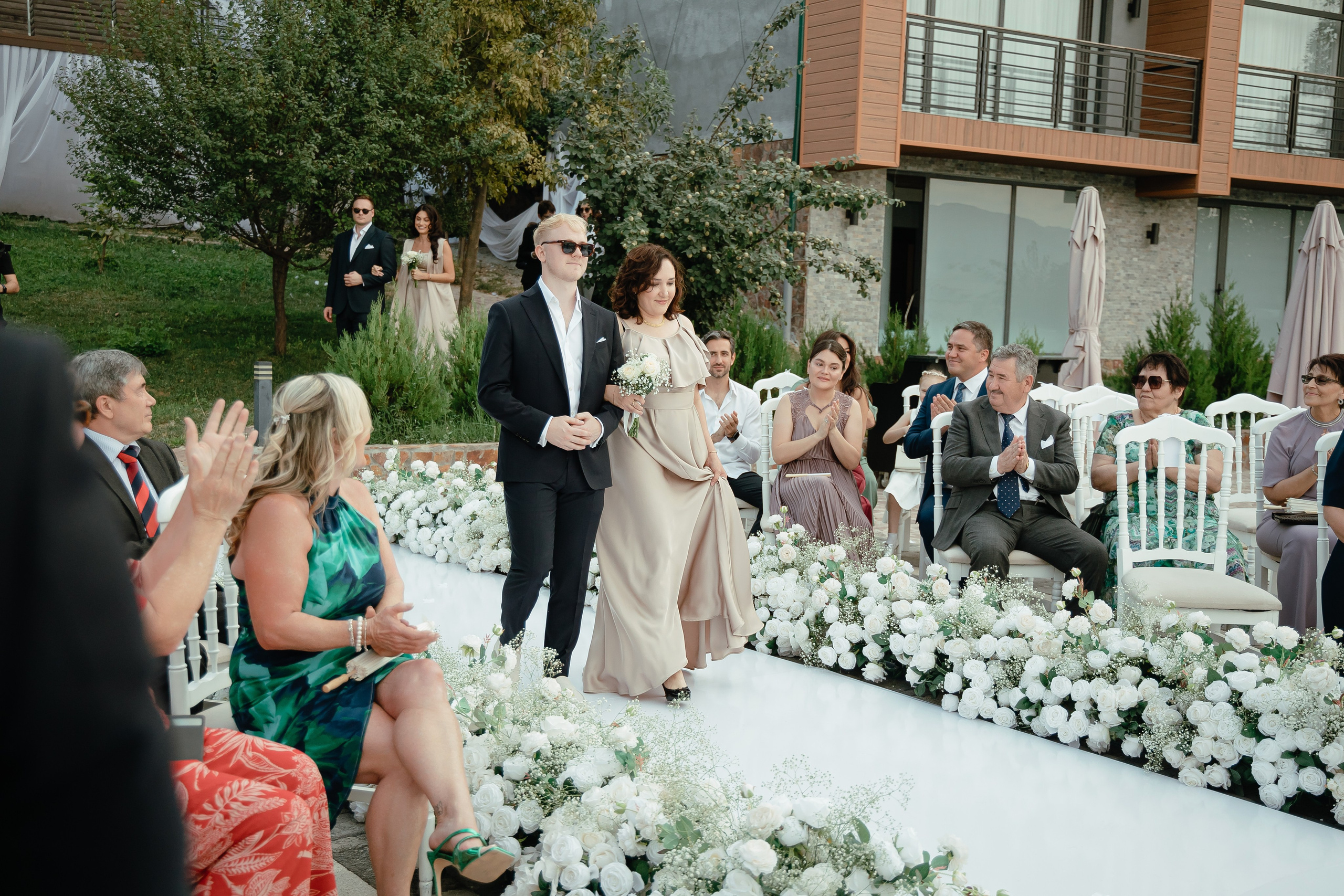 Thomas & Suyumbika. Главная