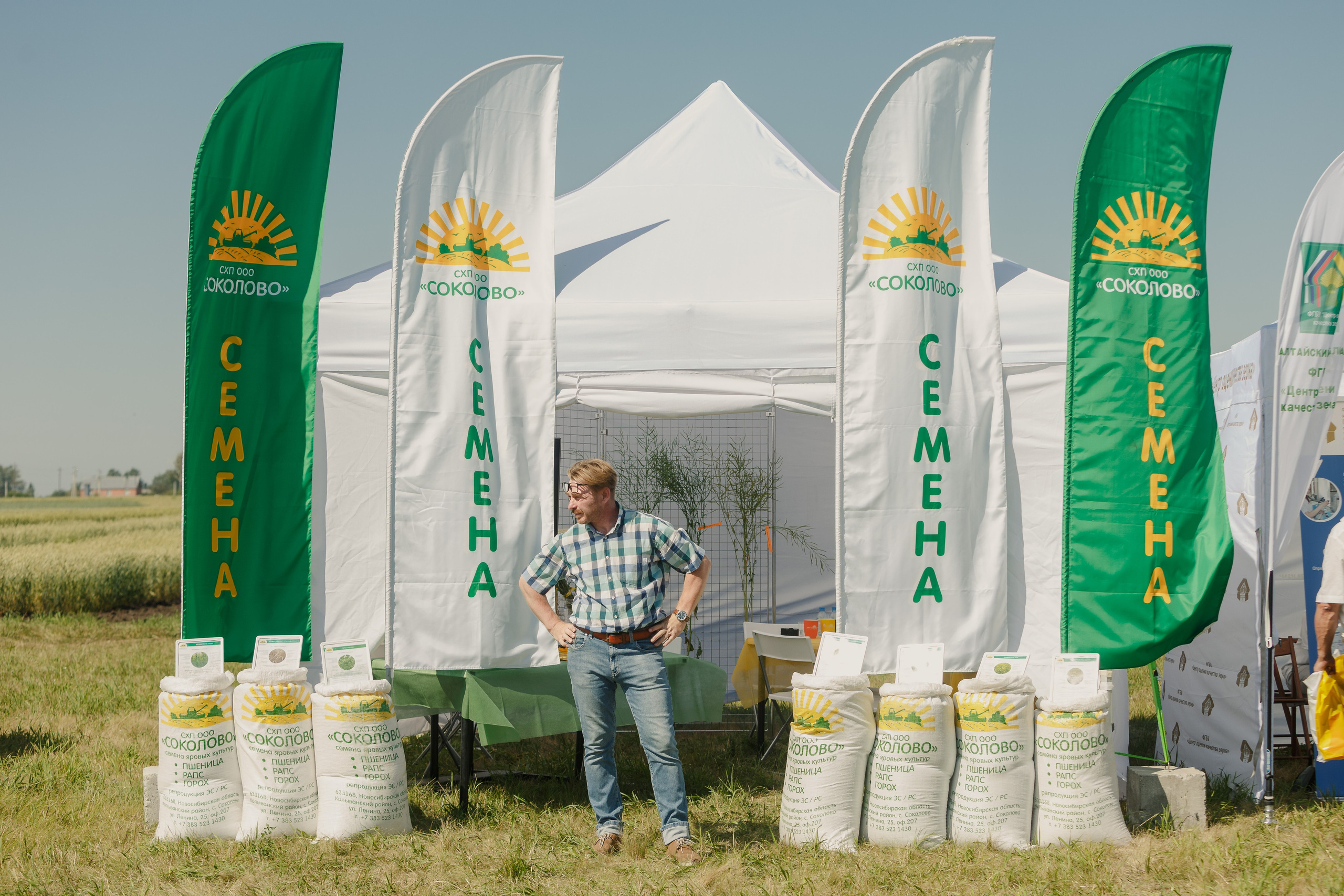 Exposición de maquinaria agrícola. Fotógrafo de retrato, familia y reportajes en Valencia | España | Europa Vitalii Lumier
