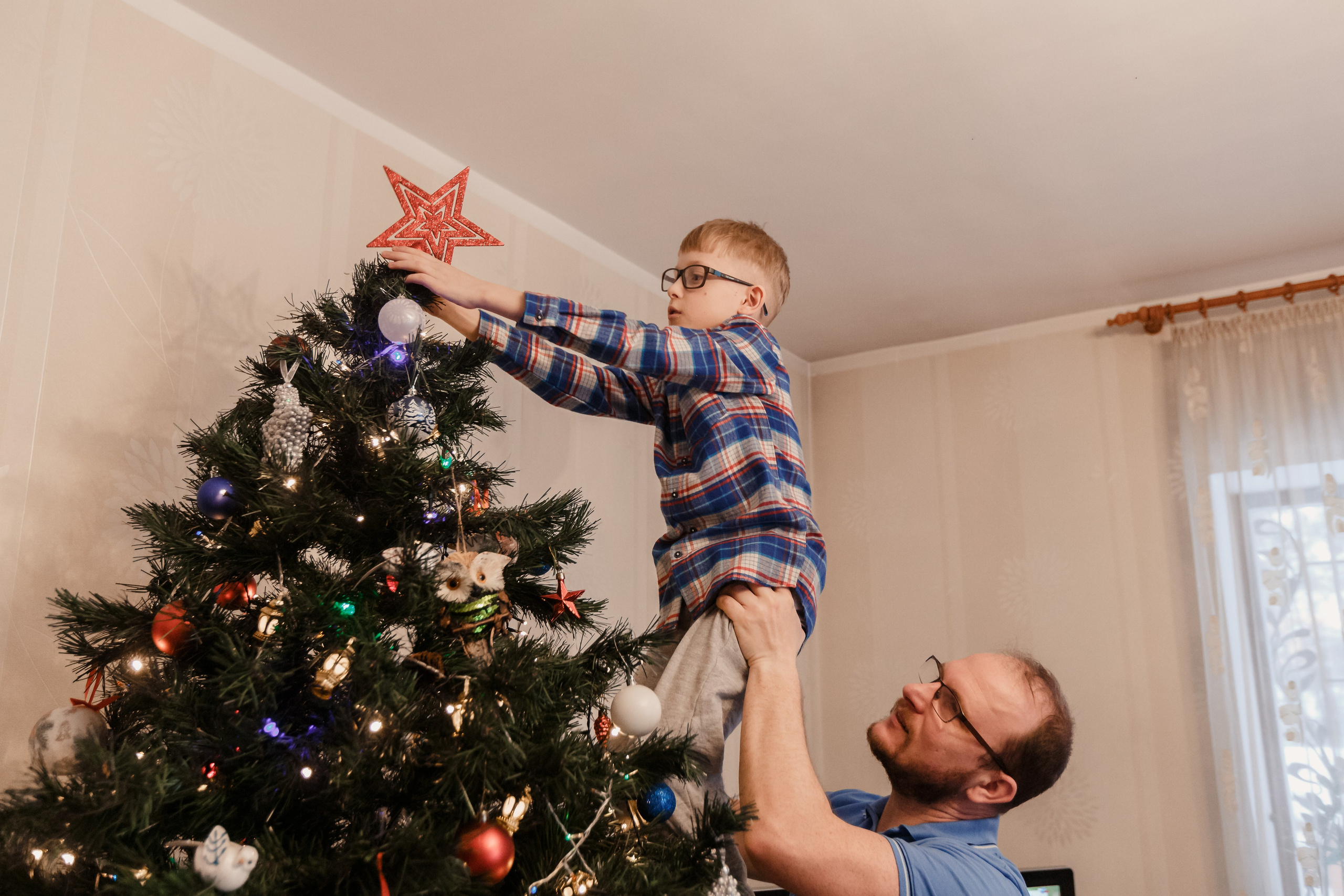 Preparándose para la Navidad. Fotógrafo de retrato, familia y reportajes en Valencia | España | Europa Vitalii Lumier