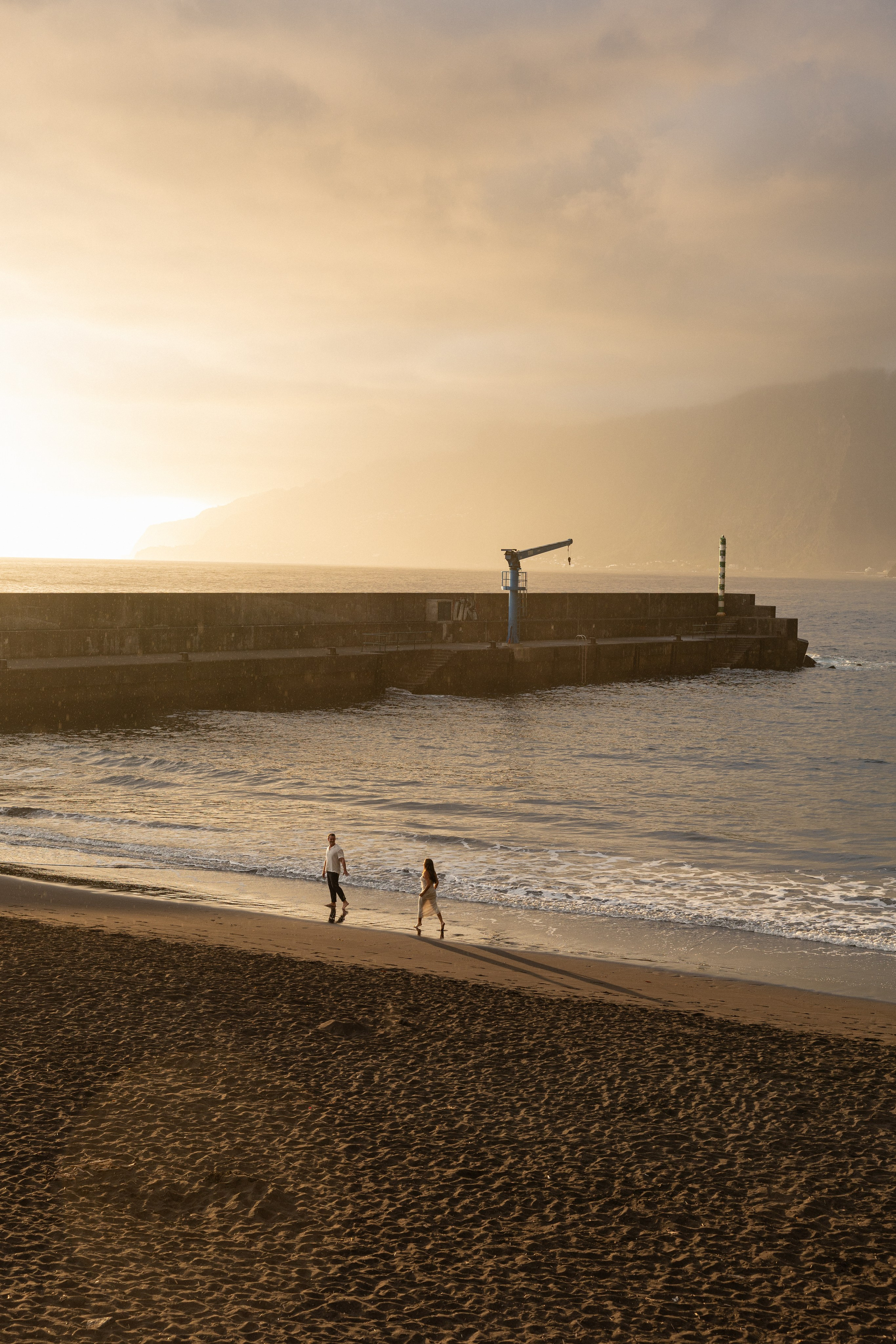 Couple Photoshoot at Seixal Beach, Madeira | Romantic Beach Photography. Fotógrafa na Madeira para casais, pedidos de casamento, elopements e casamentos íntimos | Tatiana