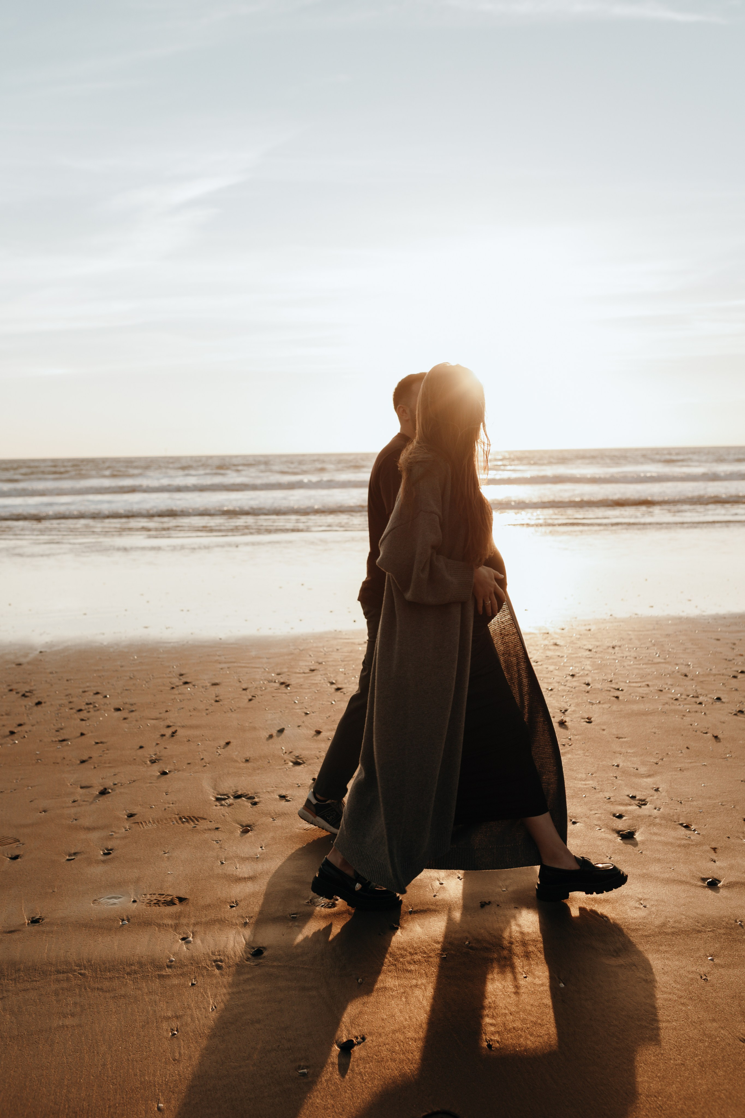 Sunset maternity photoshoot. Annah Louwagie — Lifestyle photographer for couples, families & brands | France & worldwide