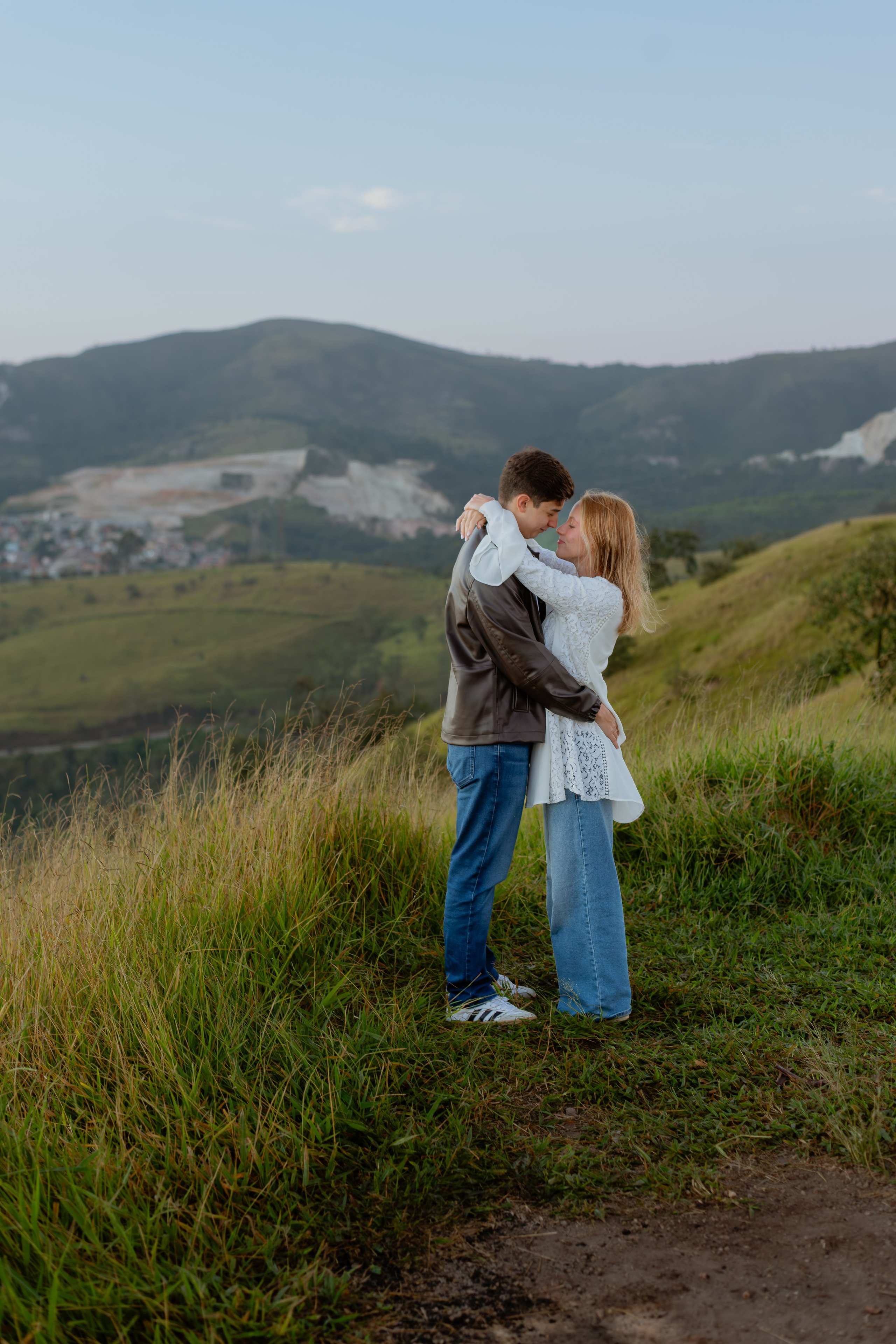 Ensaio Pre-Wedding no Morro do Capuava: Gabi e Raphael | AGA Fotografias. AGA Fotografias | Fotografia de Casamento em São Paulo