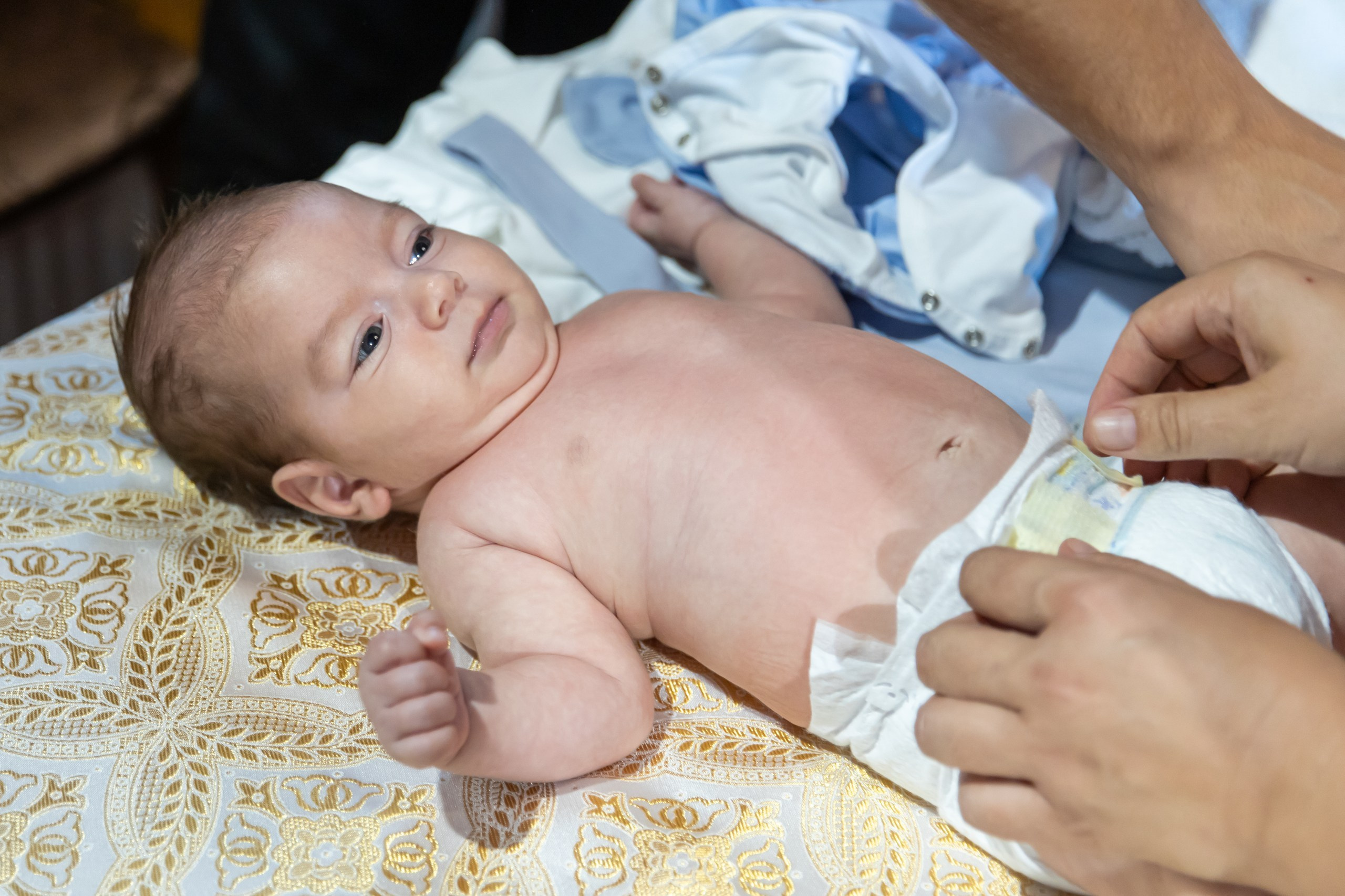 fotograf botez , fotografie botez Botoșani, fotograf Alin Chirilă, amintiri botez, fotografii botez, botez Miruna Parascheva, fotograf copii, fotografie botez în Botoșani-alt="botez , fotografie botez Alin Chirilă, amintiri botez, fotografii emoționante botez Botoșani"-- fotografii-botez-bebelus- amintiri-botez-micuț- moment-sfânt-crestinare- fotografie-emotionanta-botez- detalii-botez-bebelusi- parinti-fericiti-la-botez- fotograf-botez-profesionist- botez-in-biserica-ortodoxa- micuț-botezat-cu-emoție- zâmbete-și-lacrimi-la-botez- bebeluș-la-cristelniță- decor-botez-colorat- botez-cu-dragoste-și-credință- emotie-pura-la-botez- fotograf-botez-botosani- botez-iasi-suceava-fotograf- amintiri-nepretuite-botez-- Preotul ținându-l pe micuțul Mathias Gabriel la botez, în biserica Înălțarea Domnului, Copălău  - Detalii de la botezul lui Mathias – lumânare, trusou și icoană  - Familia lui Mathias Gabriel alături de micuț, în ziua botezului  - Portret emoționant cu mama și bebelușul în brațe, în biserică,fotograf profesionist evenimente Botoșani, Iași, Suceava, Fălticeni, Bacău, Pașcani, Roman - AlinoFotoStudio by Alin Chirilă - servicii foto nuntă, botez, cununie, ședințe foto creative, albume personalizate, fotografii emoționante și calitative pentru cele mai importante momente din viață,fotograf nuntă Botoșani Alin Chirilă,  ședință foto botez Iași - AlinoFotoStudio,  servicii fotograf profesionist evenimente Suceava,  fotograf cununie civilă Fălticeni - Alin Chirilă,  album foto nuntă personalizat Bacău.“Bebeluș botezat în biserică, ținut în brațe de nași”	•	“Detaliu cu lumânarea de botez decorată cu flori albe”	•	“Părinți emoționați alături de copilul lor la ceremonia de botez”	•	“Masa festivă de botez cu decor tematic și tort personalizat”	•	“Momentul în care preotul toarnă apă sfințită pe fruntea bebelușului”	“Bebeluș în rochie albă de botez, zâmbind în brațele mamei”	•	“Detaliu cu cruciulița de botez așezată pe o pernă de satin”	•	“Părinți și nași aprinzând lumânările în timpul ceremoniei de botez”	•	“Tort de botez decorat cu figurine tematice și numele copilului”	•	“Copil botezat dormind liniștit în pătuțul decorat festiv”	•	“Momentul în care preotul binecuvântează copilul în fața altarului”	•	“Invitați adunându-se în jurul mesei festive la petrecerea de botez”	•	“Bebeluș ținând în mână o jucărie personalizată primită la botez”	•	“Familie fericită pozând împreună după ceremonia de botez”	•	“Decor tematic cu baloane și flori la locația petrecerii de botez” fotograf Botoșani fotograf evenimente fotograf botez Alin Chirila fotograf alinofotostudio.fotograf botez Amelis Maria, fotografie botez Botoșani, fotograf Alin Chirilă, amintiri botez, fotografii botez, botez Amelis Maria, fotograf copii, fotografie botez în Botoșani,