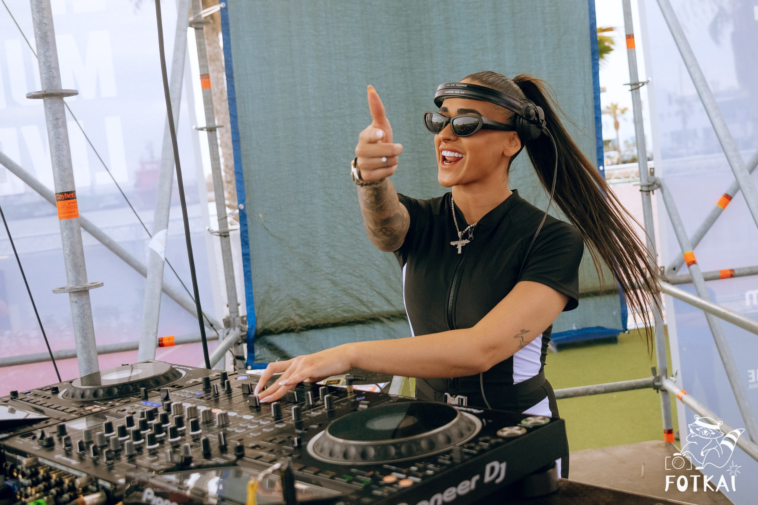 Cariña: La Fiesta 2025 Alicante — fotos del festival LGTBI y drag shows | FOTKAI