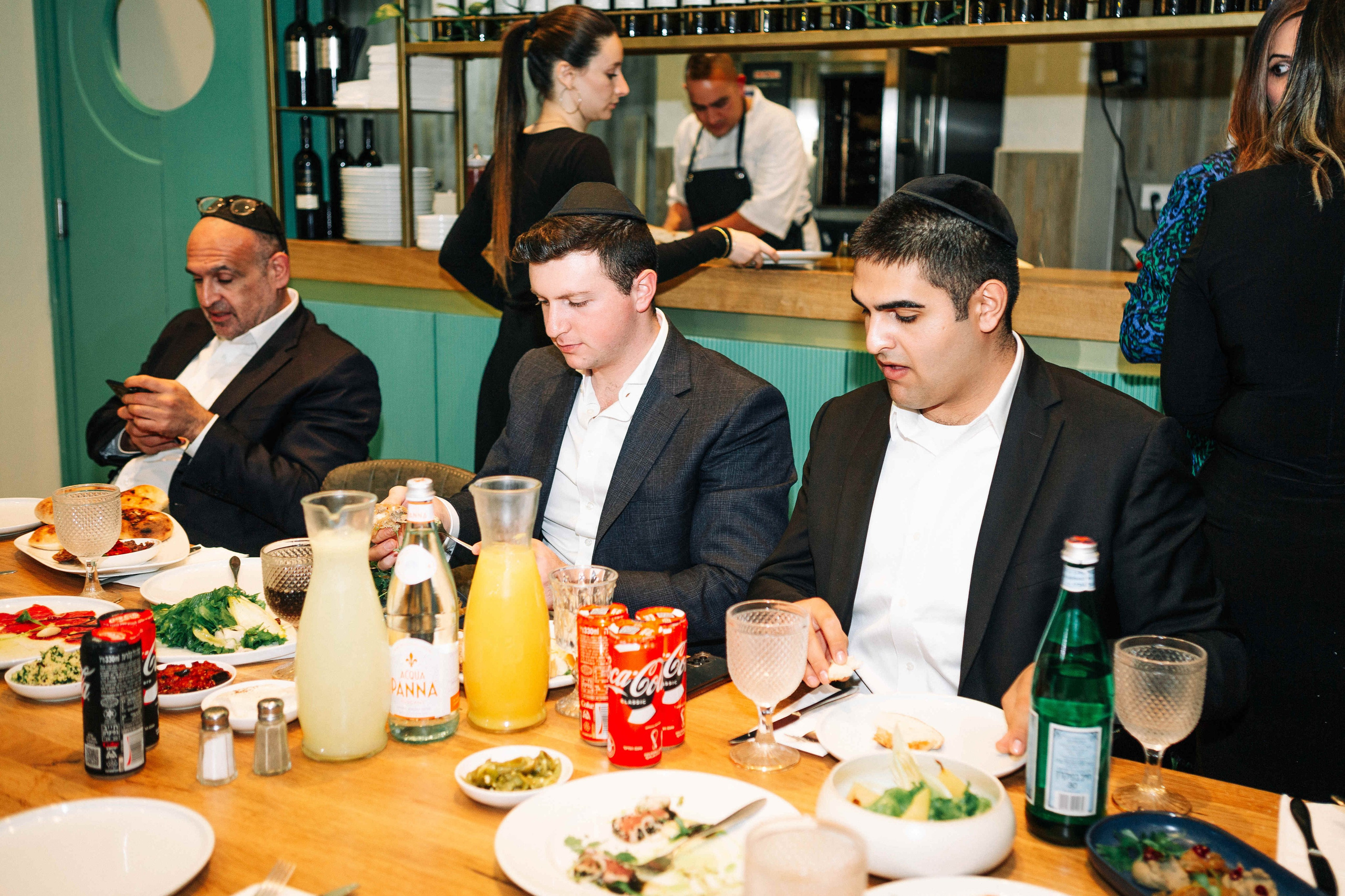 PARTY IN A RESTAURANT WITH THE WHOLE FAMILY. Https://shi-photo.com/