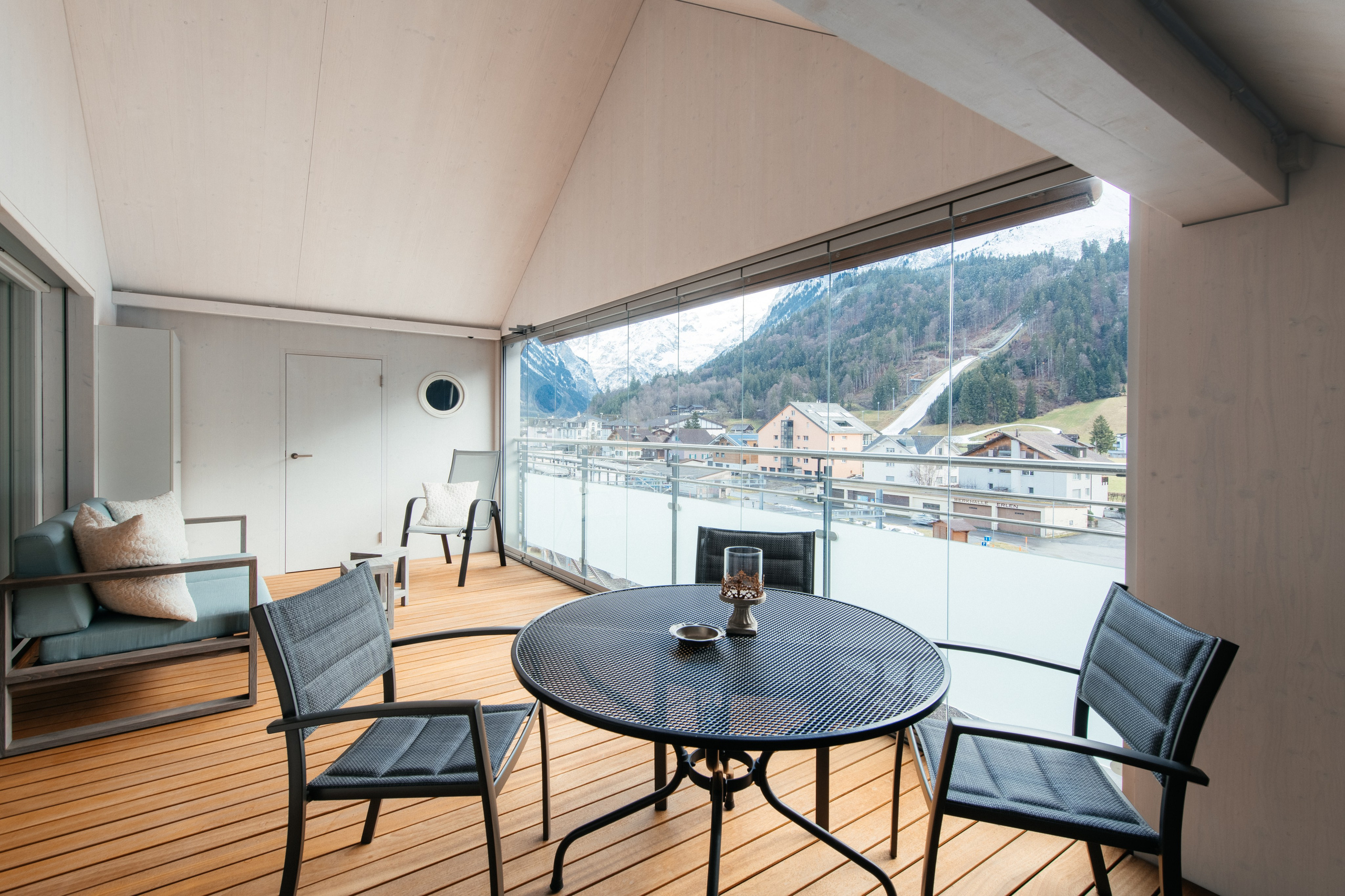 Wohnung, ENGELBERG, OBWALDEN. Hallo! Ich bin Elena und arbeite als Immobilienfotografin