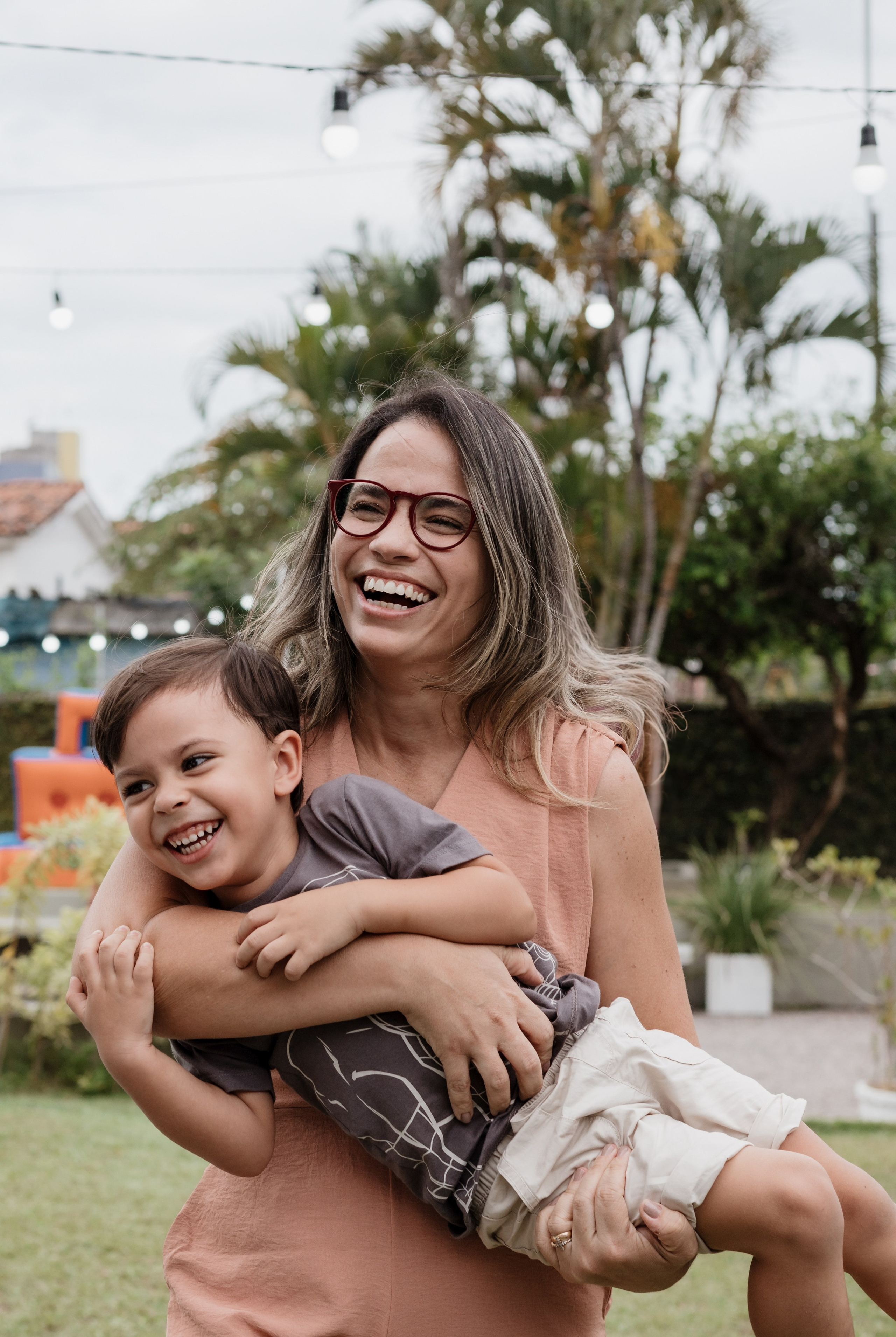 Mãe carregando o filho nos braços em aniversário de 4 anos