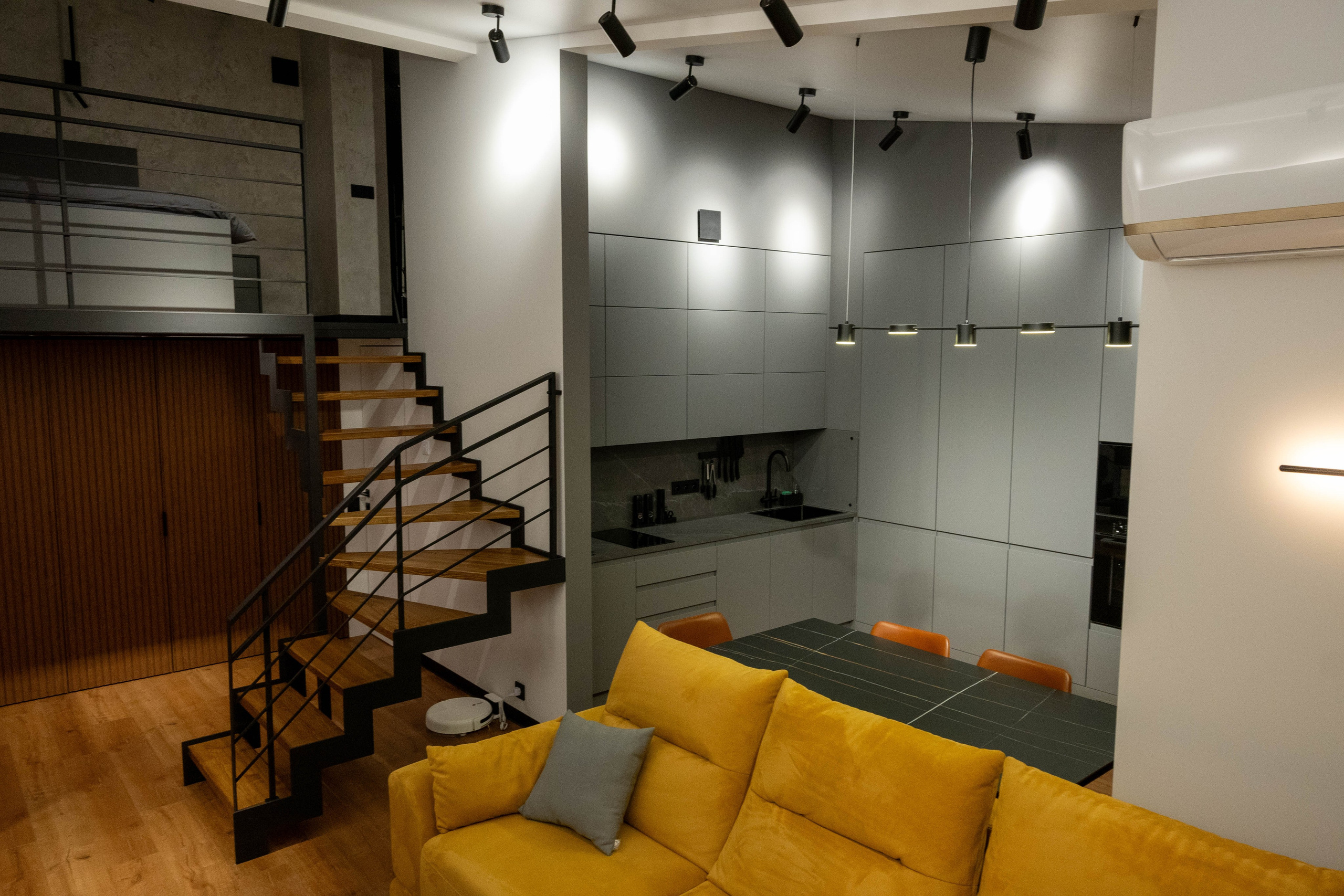 The apartment is on two levels. Fotograf Dmitrii Donets