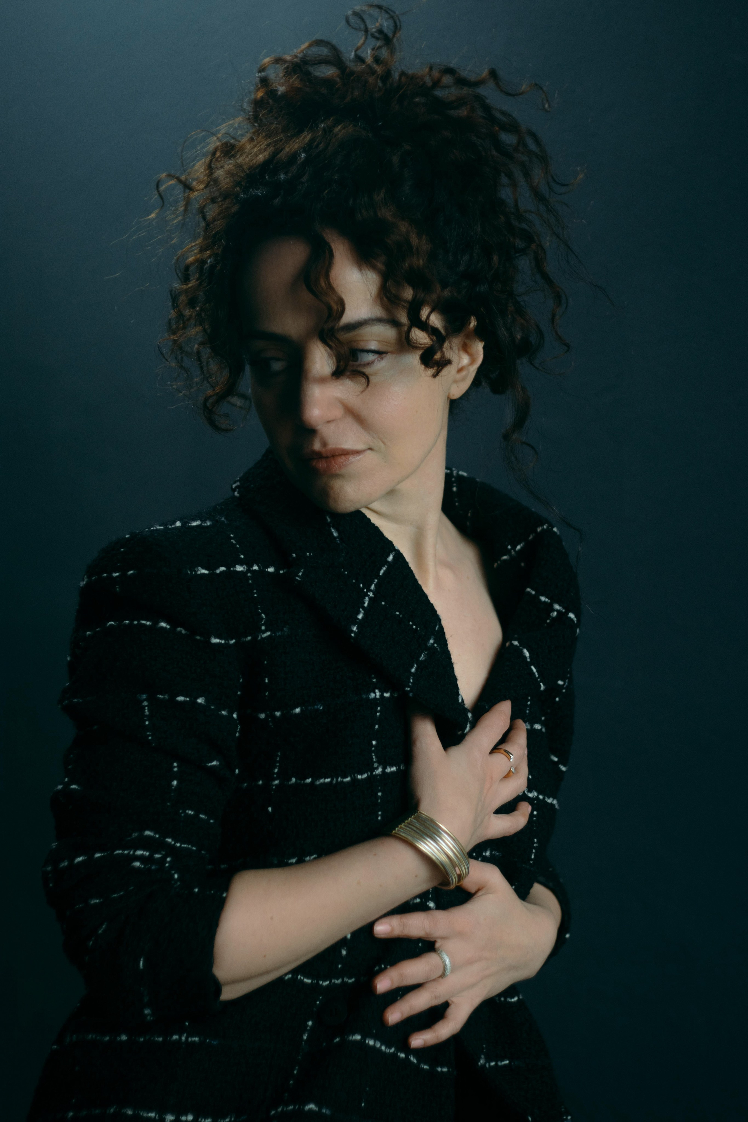 Elegantes Studio-Portrait, Frau mit lockigem Haar im schwarzen Anzug – Portrait Dresden