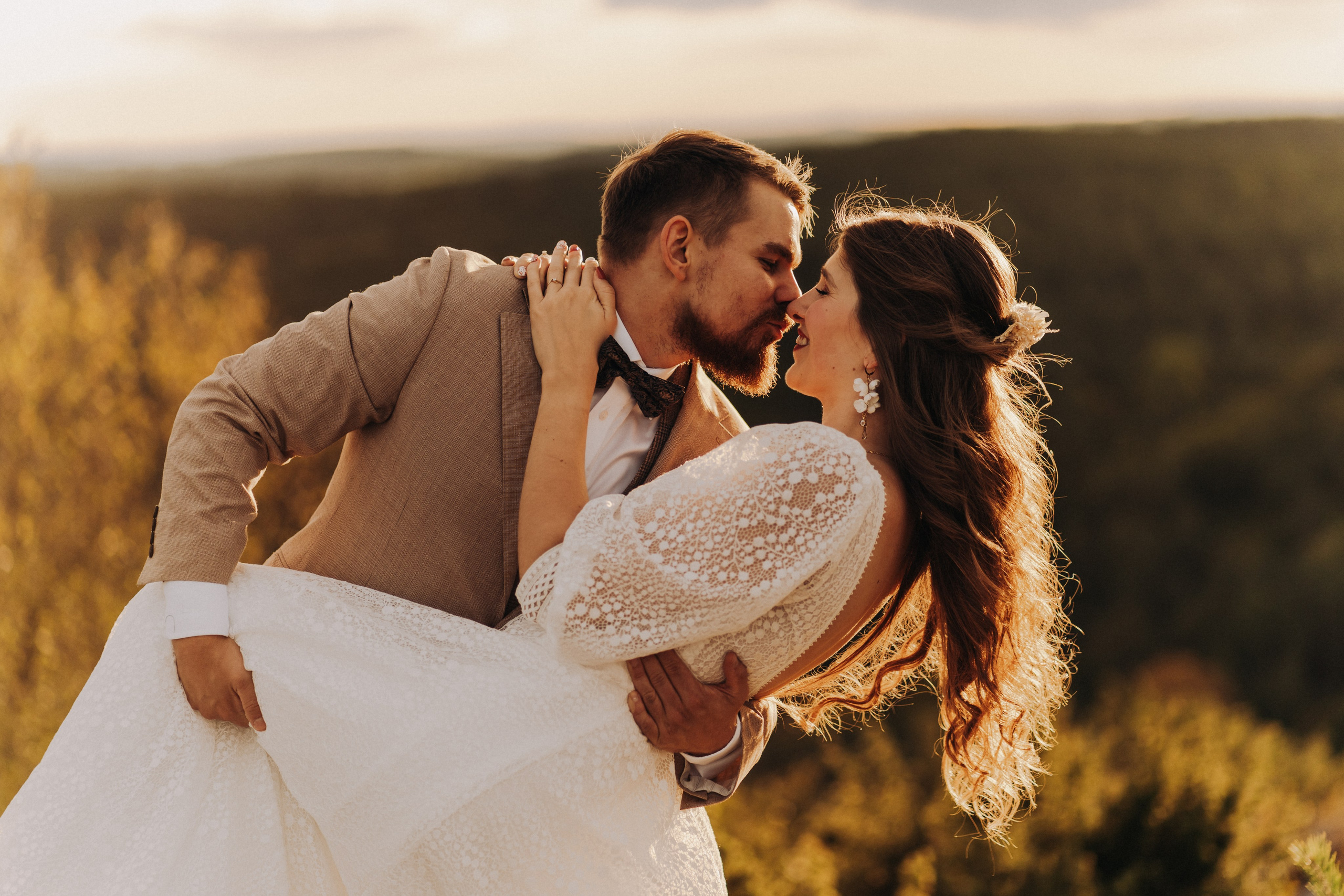 Plener ślubny Góra Zborów – romantyczne zdjęcie o zachodzie słońca