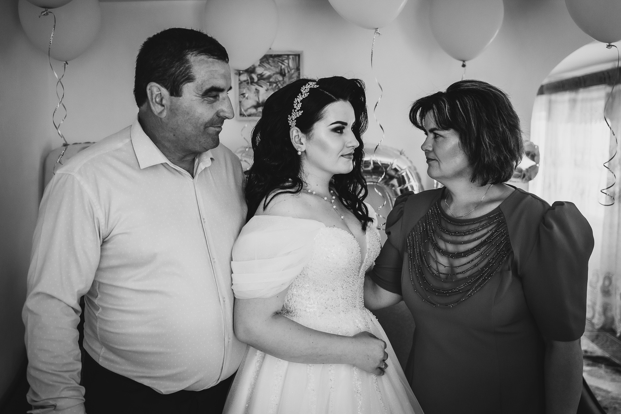 Cadru emotionant dupa pregatirea mieresei, intre parinti si mireasa