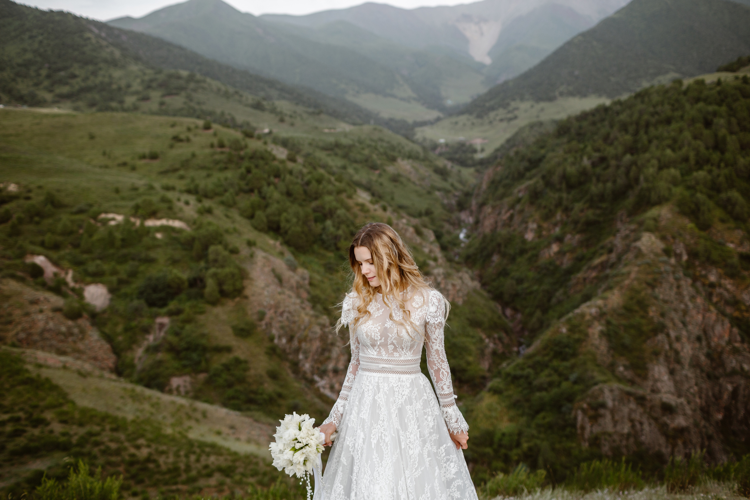 Рекламная фотосъемка свадебных платьев на природе в Бишкеке. Фотограф в Бишкеке Оксана Шувалова