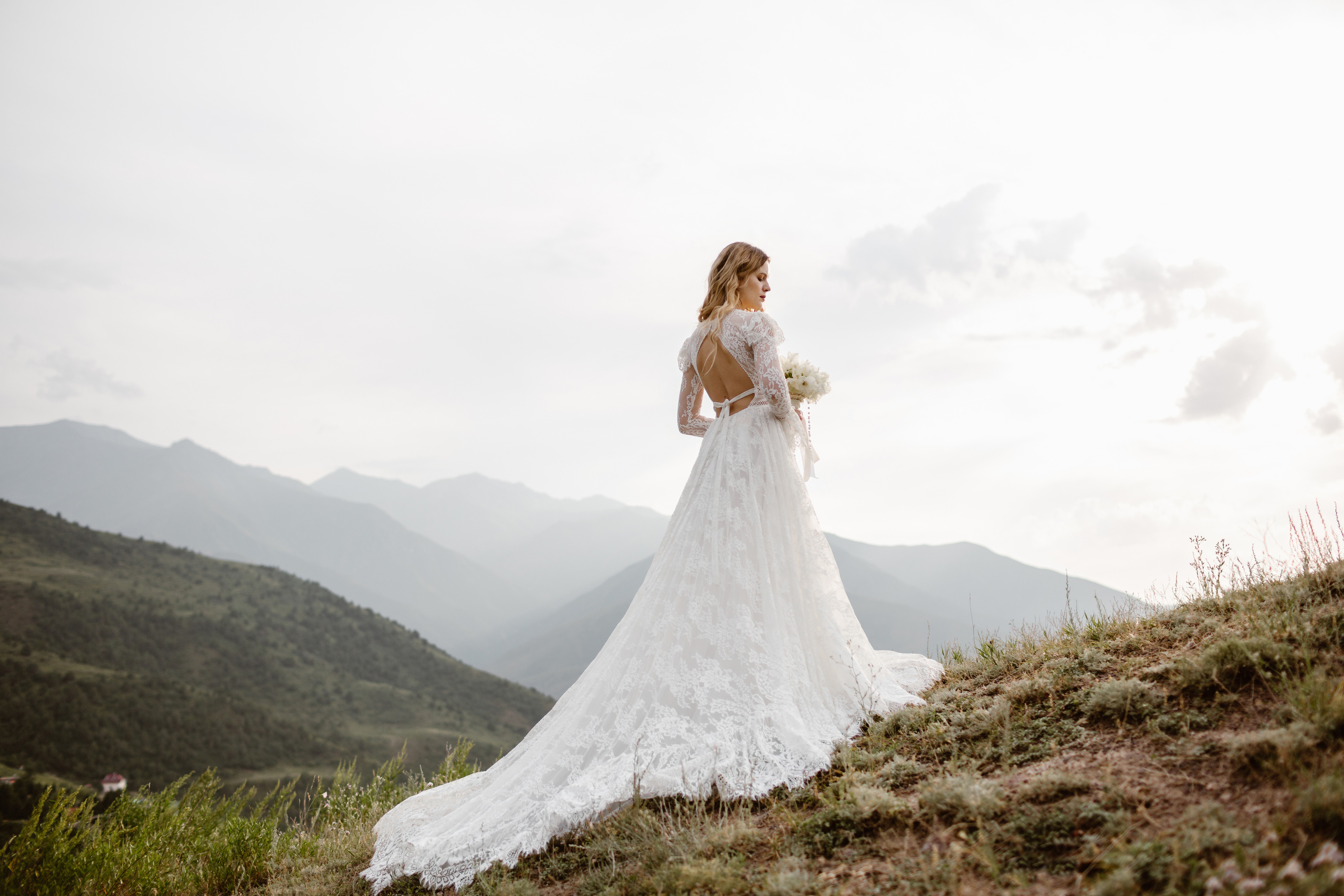 Рекламная фотосъемка свадебных платьев на природе в Бишкеке. Фотограф в Бишкеке Оксана Шувалова