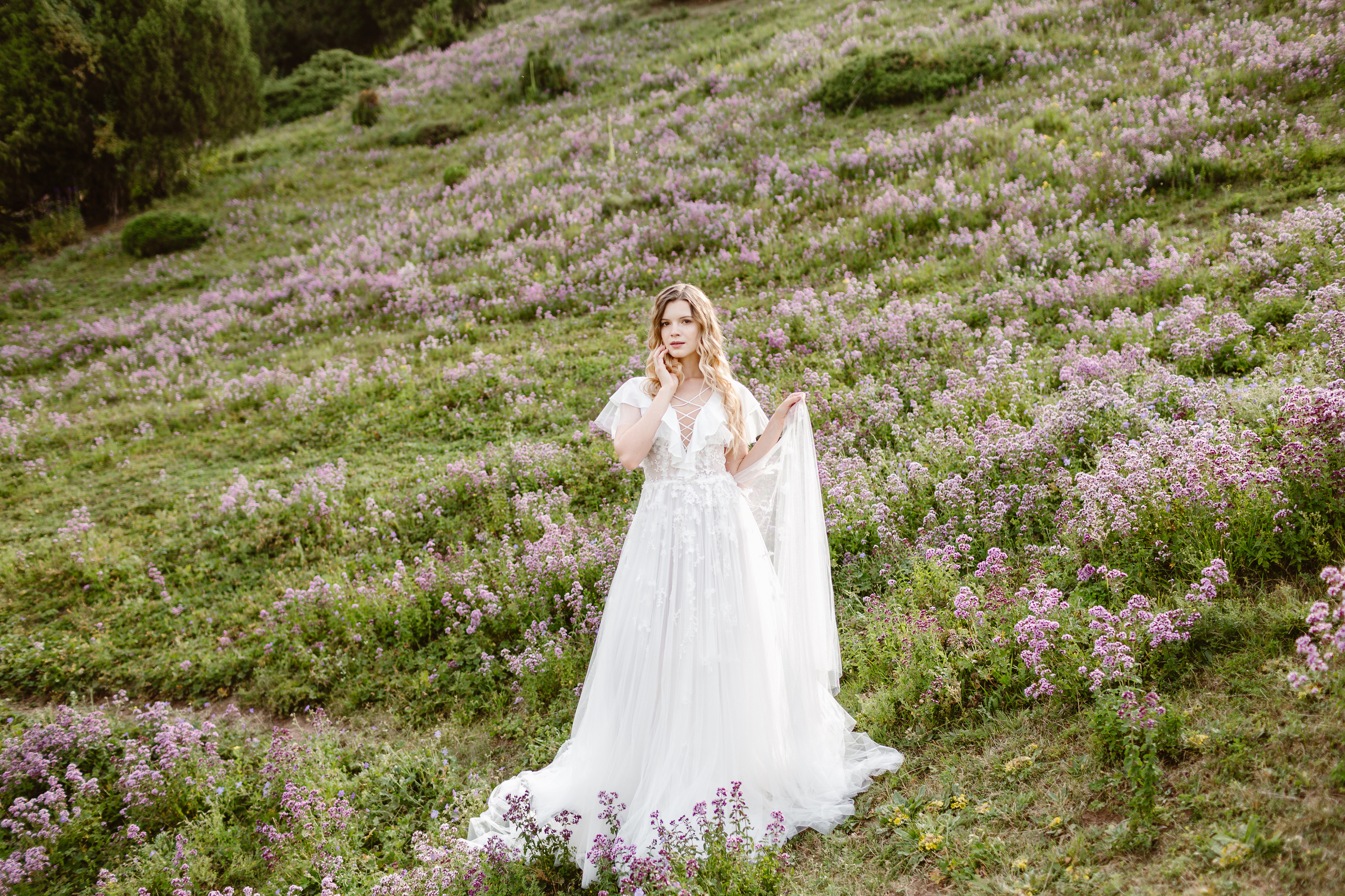 Рекламная фотосъемка свадебных платьев на природе в Бишкеке. Фотограф в Бишкеке Оксана Шувалова