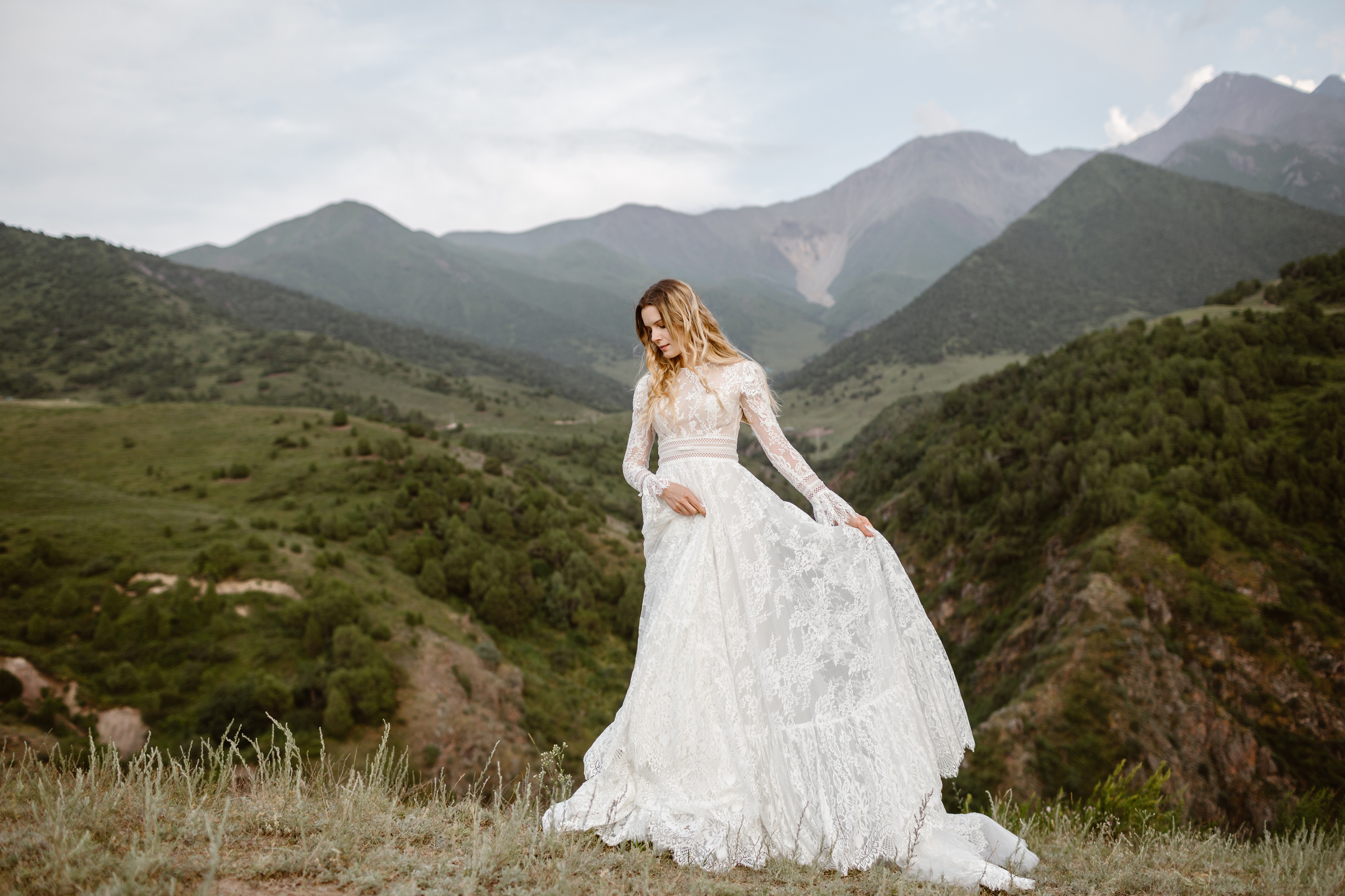 Рекламная фотосъемка свадебных платьев на природе в Бишкеке. Фотограф в Бишкеке Оксана Шувалова