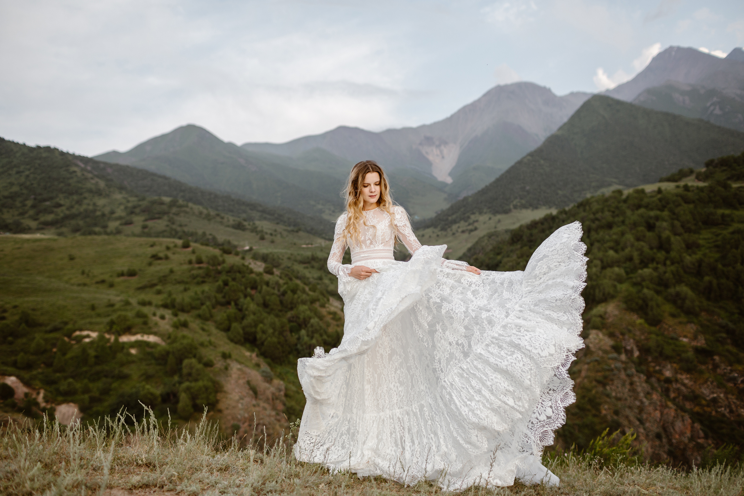 Рекламная фотосъемка свадебных платьев на природе в Бишкеке. Фотограф в Бишкеке Оксана Шувалова