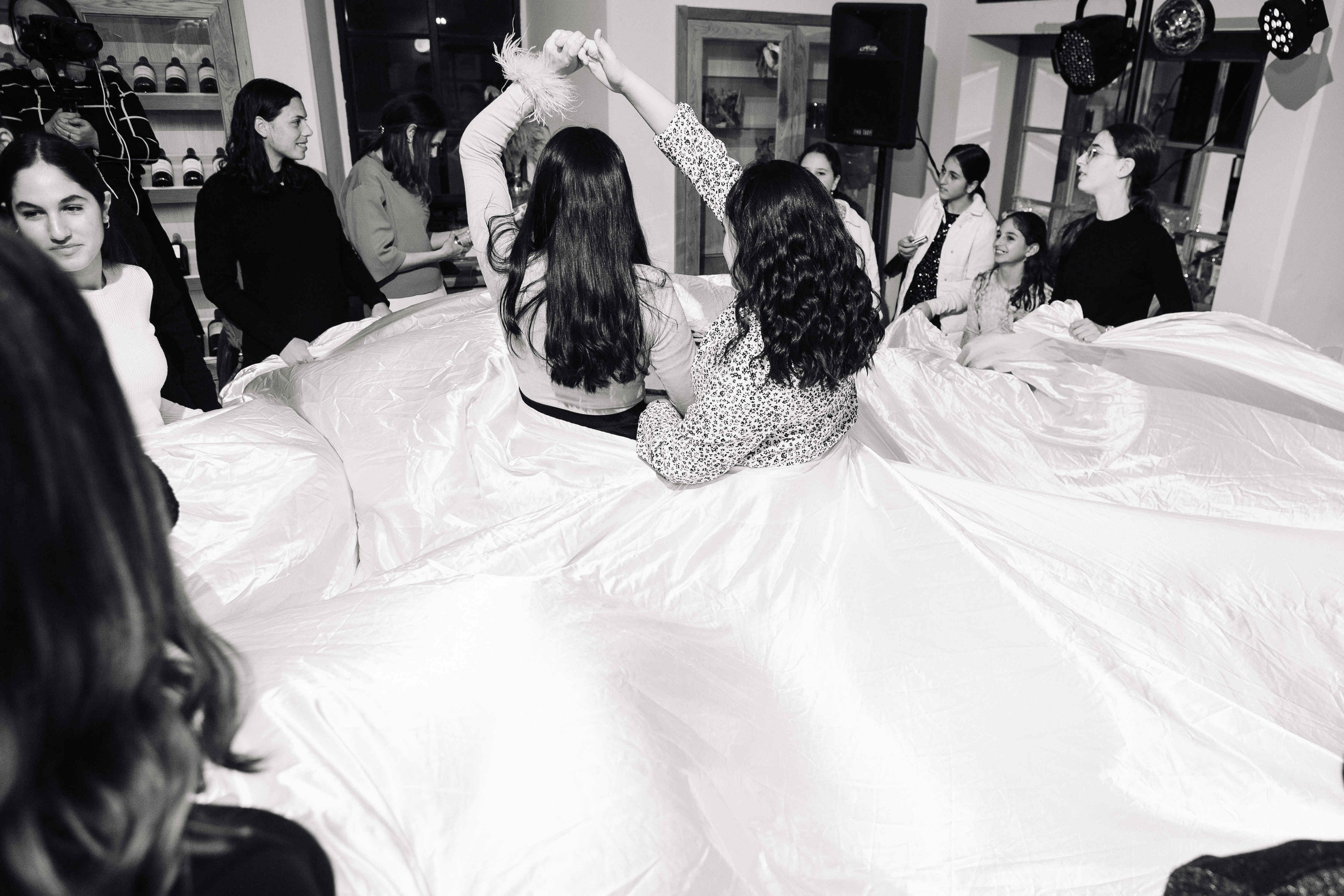 PARTY IN A RESTAURANT WITH THE WHOLE FAMILY. Https://shi-photo.com/