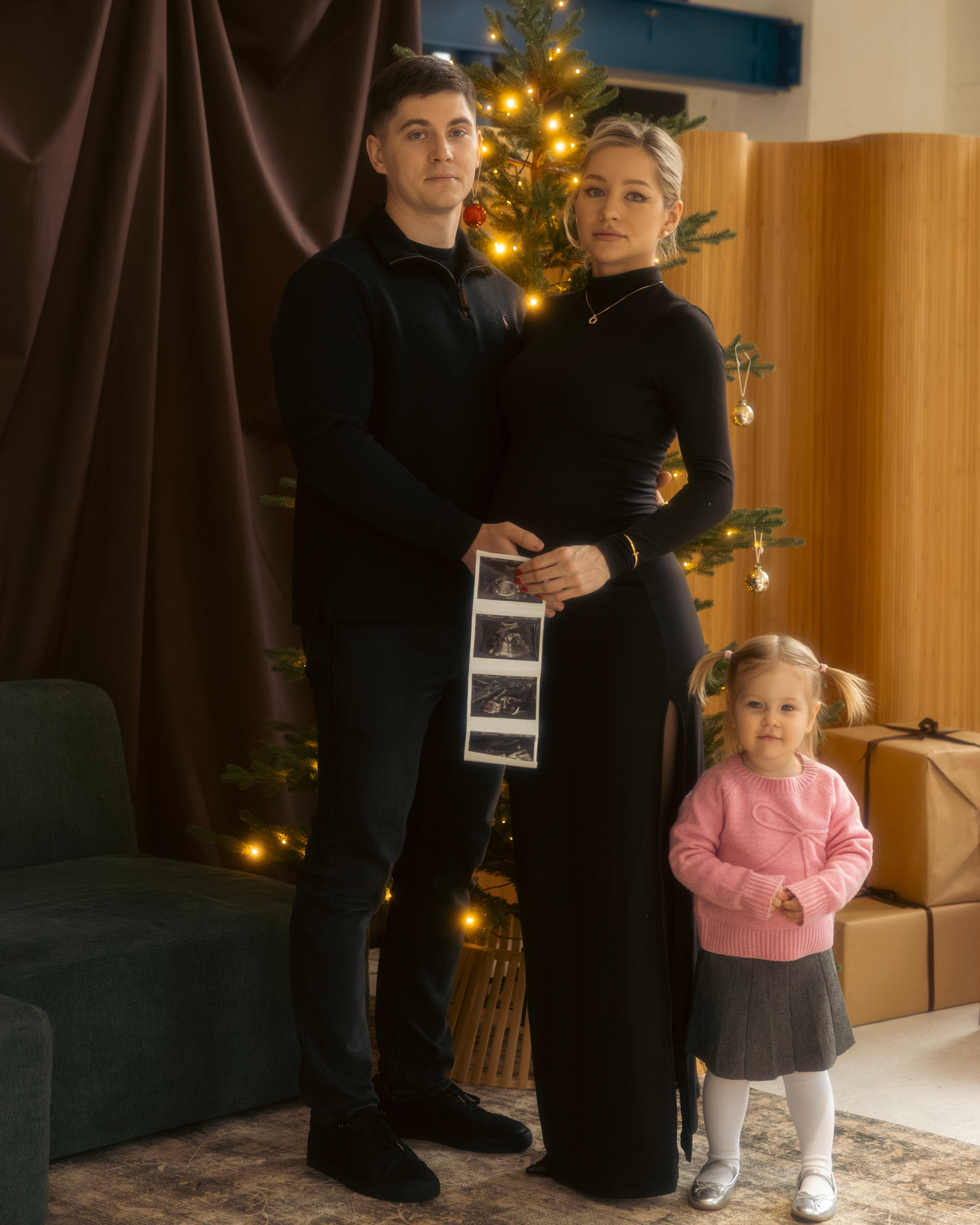Family portrait during a cozy Christmas mini session in Chicago