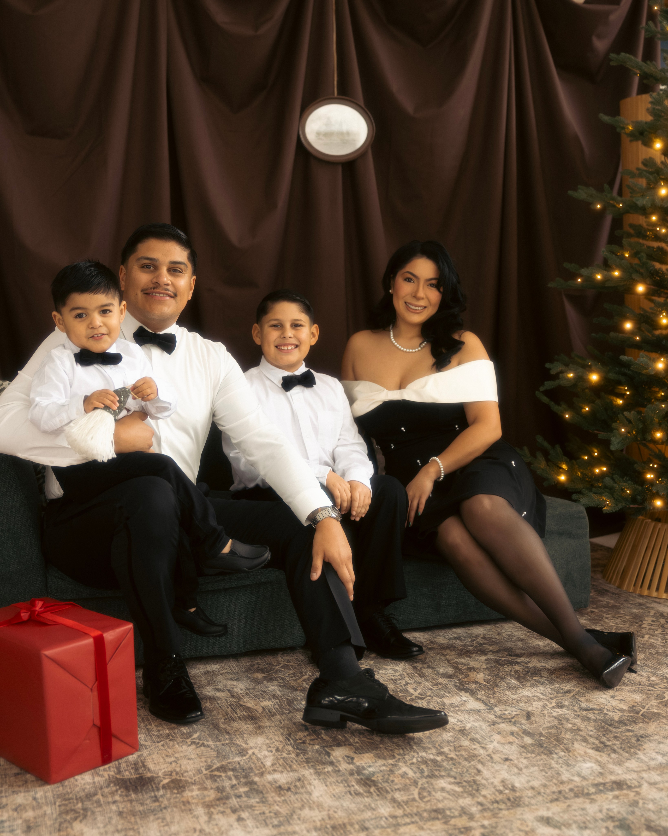 amily relaxing together during a warm Christmas mini session in Chicago