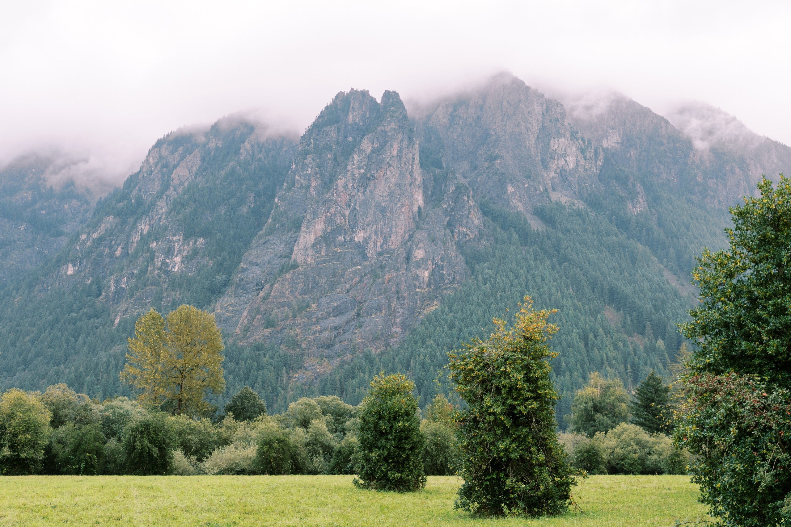 Maternity photoshoot. October 2024. North Bend, Washington. EVAN ARISTOV WEDDING PHOTOGRAPHY — Seattle Wedding Photographer