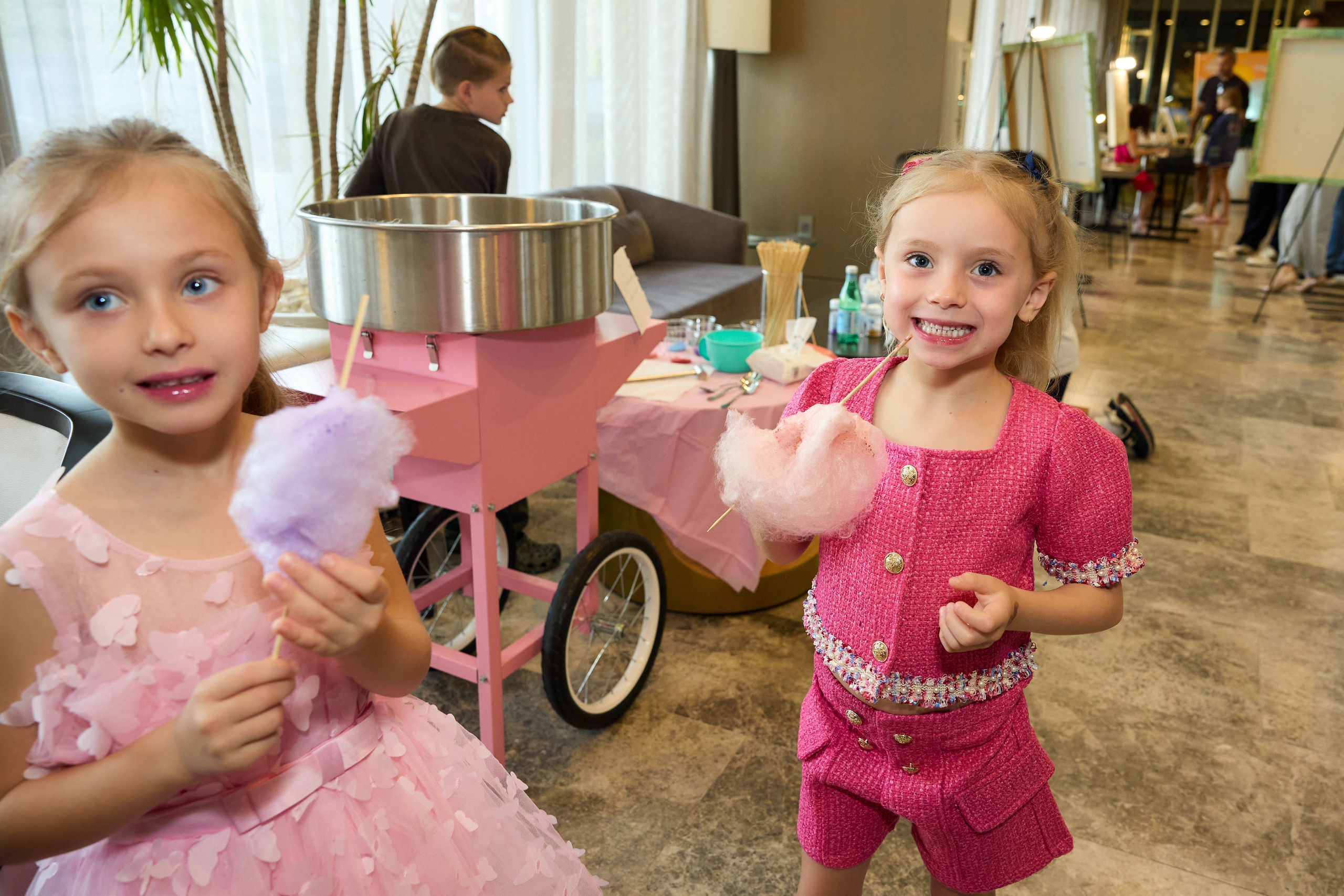 Авторская благотворительная художественная выставка Дианы Бортник. Фотограф Юлия Маковеева