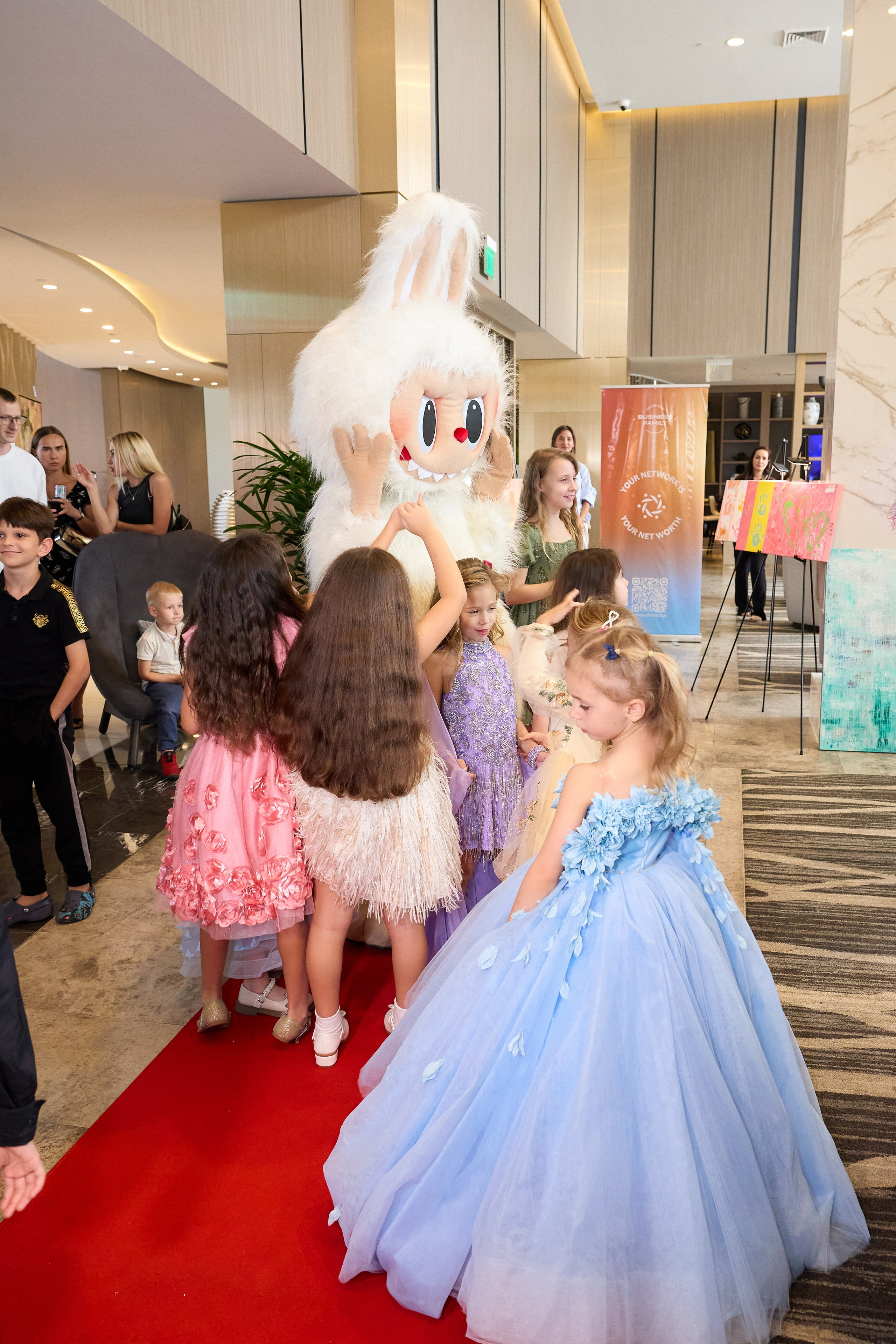 Авторская благотворительная художественная выставка Дианы Бортник. Фотограф Юлия Маковеева