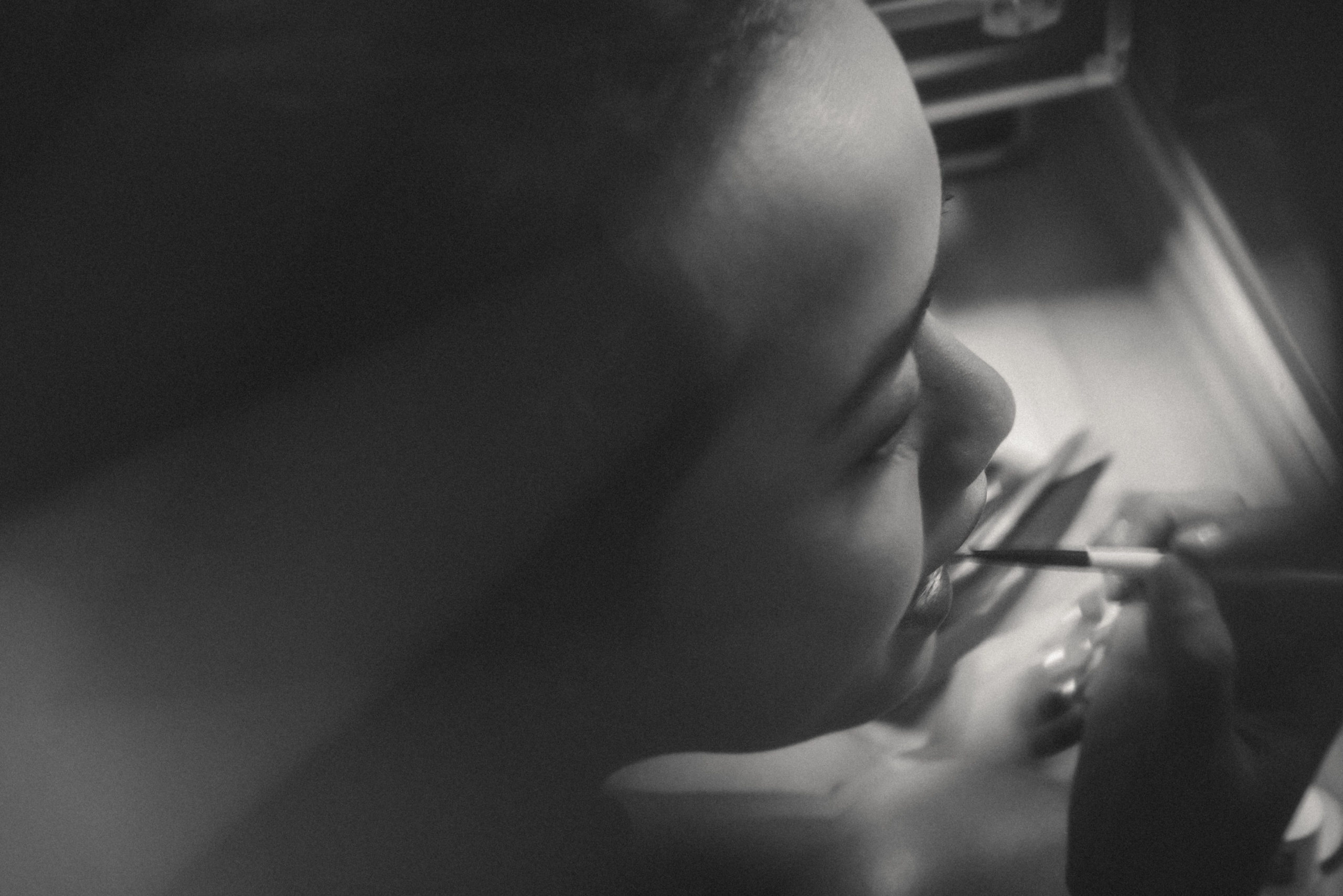 Vorbereitungen zum traditionellen indonesischen Tanz Legong. Schwarz-weiß Fotografie in Münster. Fotografin Viktoria Roschen