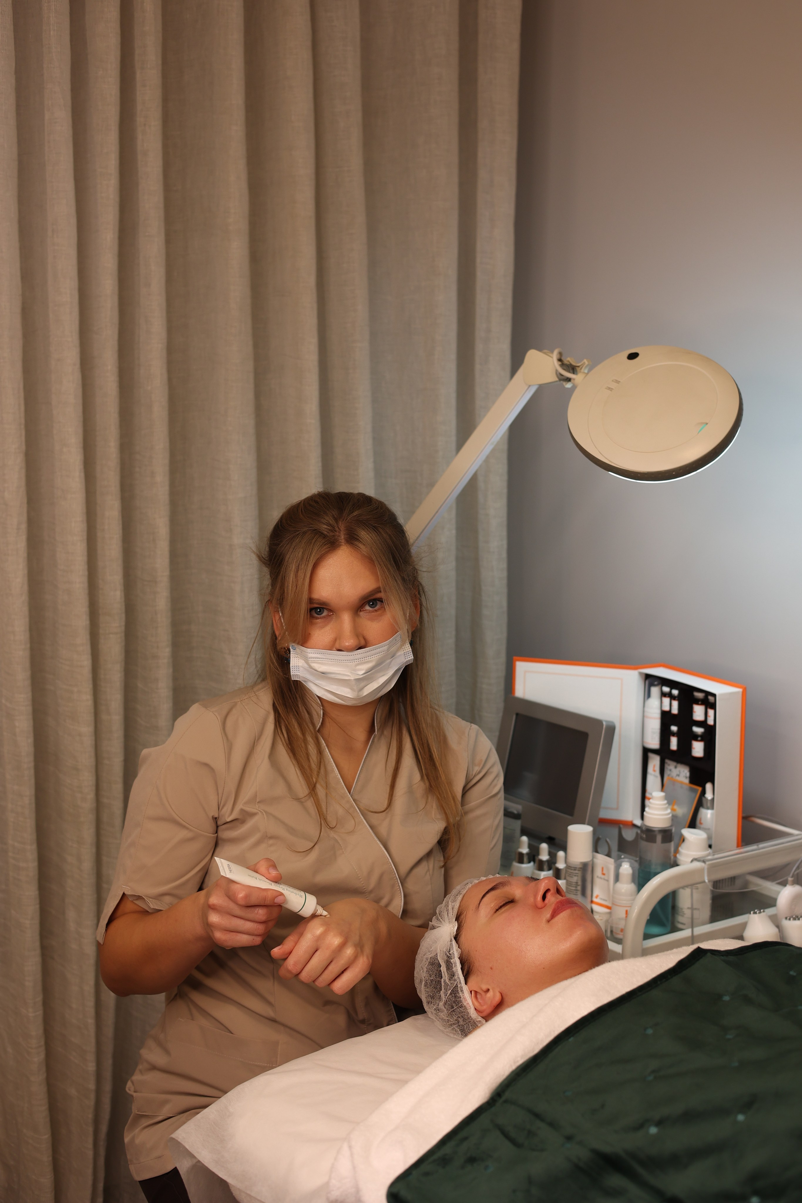 COSMETOLOGIST — Diana. Main