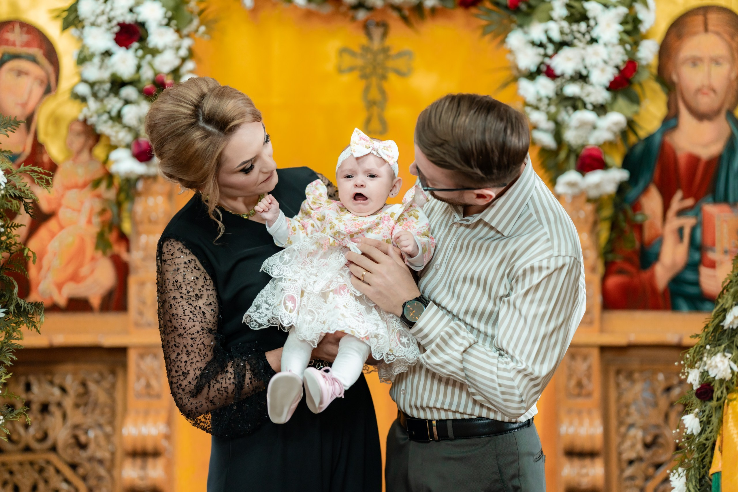 fotograf botez , fotografie botez Botoșani, fotograf Alin Chirilă, amintiri botez, fotografii botez, botez Miruna Parascheva, fotograf copii, fotografie botez în Botoșani-alt="botez , fotografie botez Alin Chirilă, amintiri botez, fotografii emoționante botez Botoșani"-- fotografii-botez-bebelus- amintiri-botez-micuț- moment-sfânt-crestinare- fotografie-emotionanta-botez- detalii-botez-bebelusi- parinti-fericiti-la-botez- fotograf-botez-profesionist- botez-in-biserica-ortodoxa- micuț-botezat-cu-emoție- zâmbete-și-lacrimi-la-botez- bebeluș-la-cristelniță- decor-botez-colorat- botez-cu-dragoste-și-credință- emotie-pura-la-botez- fotograf-botez-botosani- botez-iasi-suceava-fotograf- amintiri-nepretuite-botez-- Preotul ținându-l pe micuțul Mathias Gabriel la botez, în biserica Înălțarea Domnului, Copălău  - Detalii de la botezul lui Mathias – lumânare, trusou și icoană  - Familia lui Mathias Gabriel alături de micuț, în ziua botezului  - Portret emoționant cu mama și bebelușul în brațe, în biserică,fotograf profesionist evenimente Botoșani, Iași, Suceava, Fălticeni, Bacău, Pașcani, Roman - AlinoFotoStudio by Alin Chirilă - servicii foto nuntă, botez, cununie, ședințe foto creative, albume personalizate, fotografii emoționante și calitative pentru cele mai importante momente din viață,fotograf nuntă Botoșani Alin Chirilă,  ședință foto botez Iași - AlinoFotoStudio,  servicii fotograf profesionist evenimente Suceava,  fotograf cununie civilă Fălticeni - Alin Chirilă,  album foto nuntă personalizat Bacău.“Bebeluș botezat în biserică, ținut în brațe de nași”	•	“Detaliu cu lumânarea de botez decorată cu flori albe”	•	“Părinți emoționați alături de copilul lor la ceremonia de botez”	•	“Masa festivă de botez cu decor tematic și tort personalizat”	•	“Momentul în care preotul toarnă apă sfințită pe fruntea bebelușului”	“Bebeluș în rochie albă de botez, zâmbind în brațele mamei”	•	“Detaliu cu cruciulița de botez așezată pe o pernă de satin”	•	“Părinți și nași aprinzând lumânările în timpul ceremoniei de botez”	•	“Tort de botez decorat cu figurine tematice și numele copilului”	•	“Copil botezat dormind liniștit în pătuțul decorat festiv”	•	“Momentul în care preotul binecuvântează copilul în fața altarului”	•	“Invitați adunându-se în jurul mesei festive la petrecerea de botez”	•	“Bebeluș ținând în mână o jucărie personalizată primită la botez”	•	“Familie fericită pozând împreună după ceremonia de botez”	•	“Decor tematic cu baloane și flori la locația petrecerii de botez” fotograf Botoșani fotograf evenimente fotograf botez Alin Chirila fotograf alinofotostudio.fotograf botez Amelis Maria, fotografie botez Botoșani, fotograf Alin Chirilă, amintiri botez, fotografii botez, botez Amelis Maria, fotograf copii, fotografie botez în Botoșani,