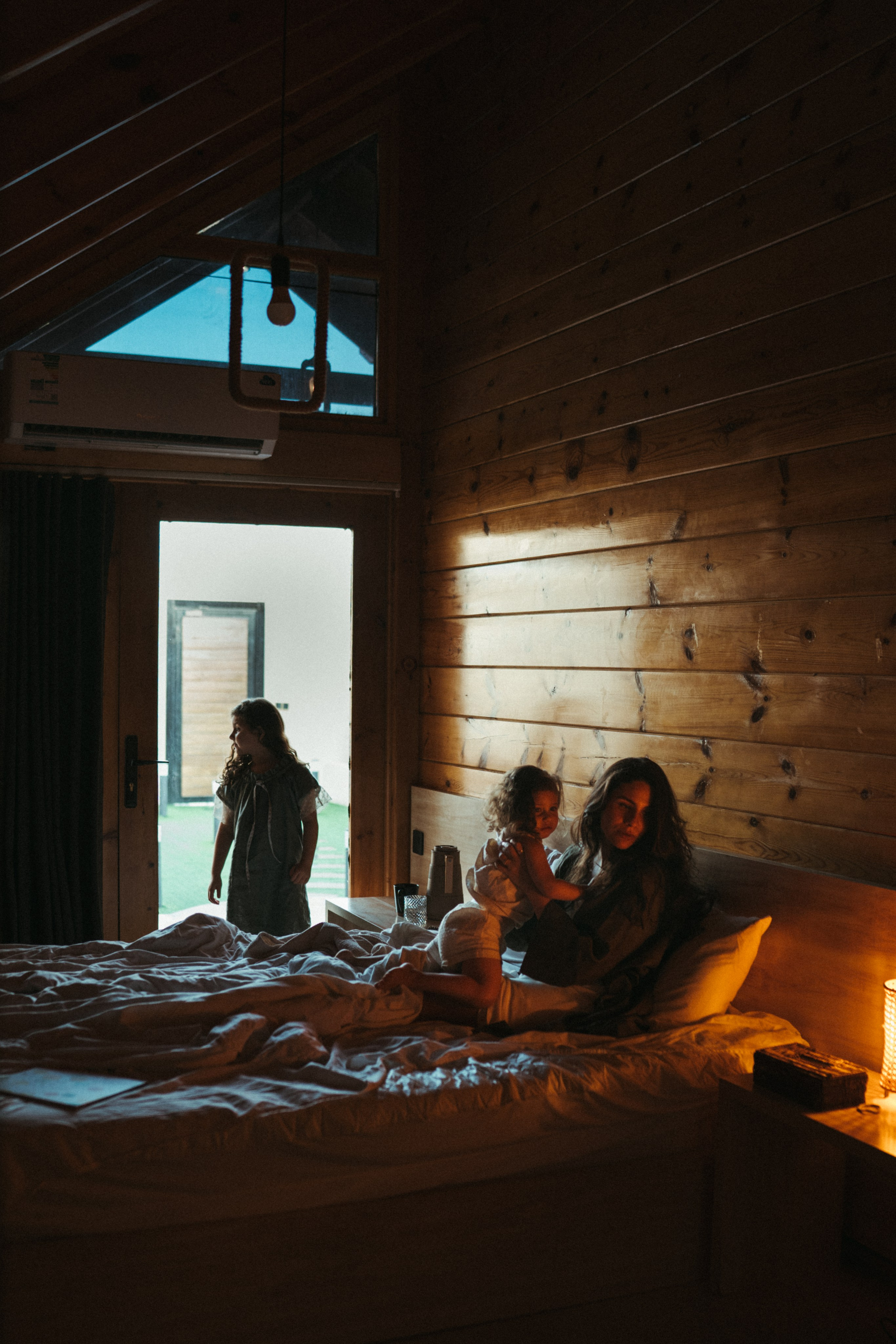 Amnah with daughters. Family photographer in Saudi Arabia