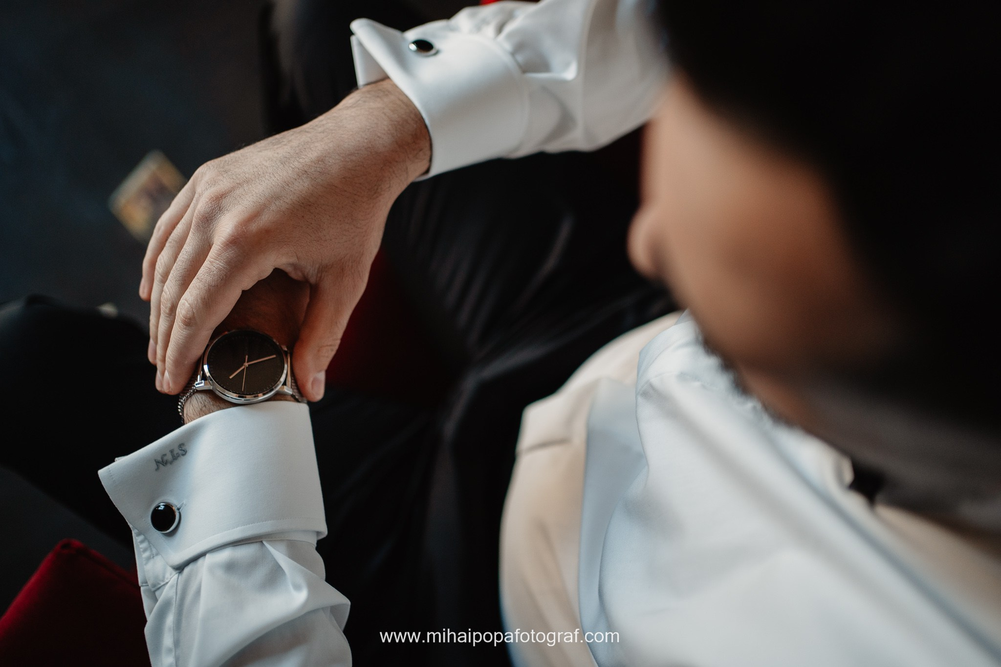 Moment emoționant între miri în ziua nunții, surprins într-un cadru natural și romantic, la Daimon Events. Fotografie de nuntă profesională, editată artistic pentru a evidenția emoția și eleganța evenimentului.