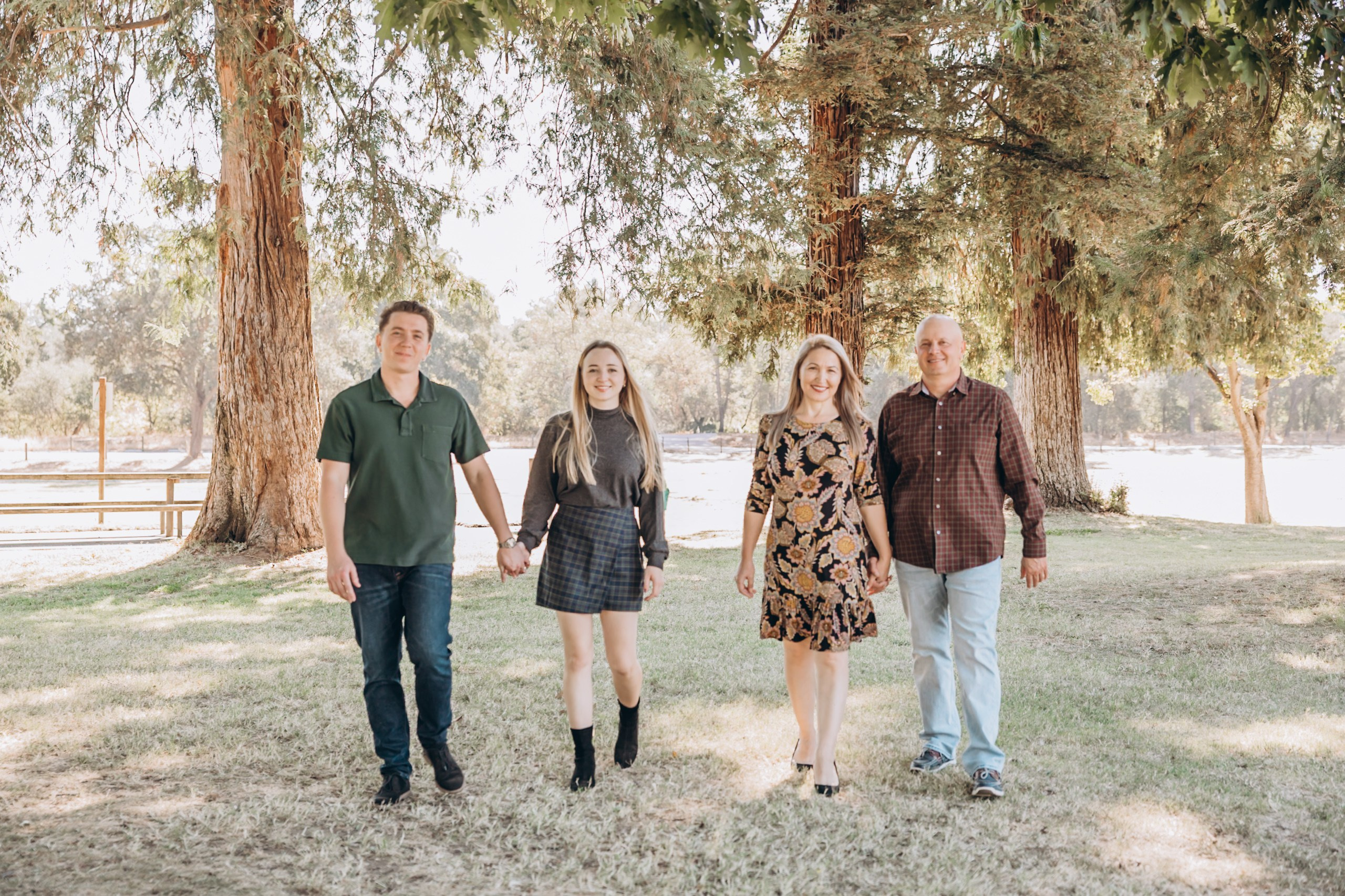 Family in nature. Family and children’s lifestyle photographer Elena Tumanova